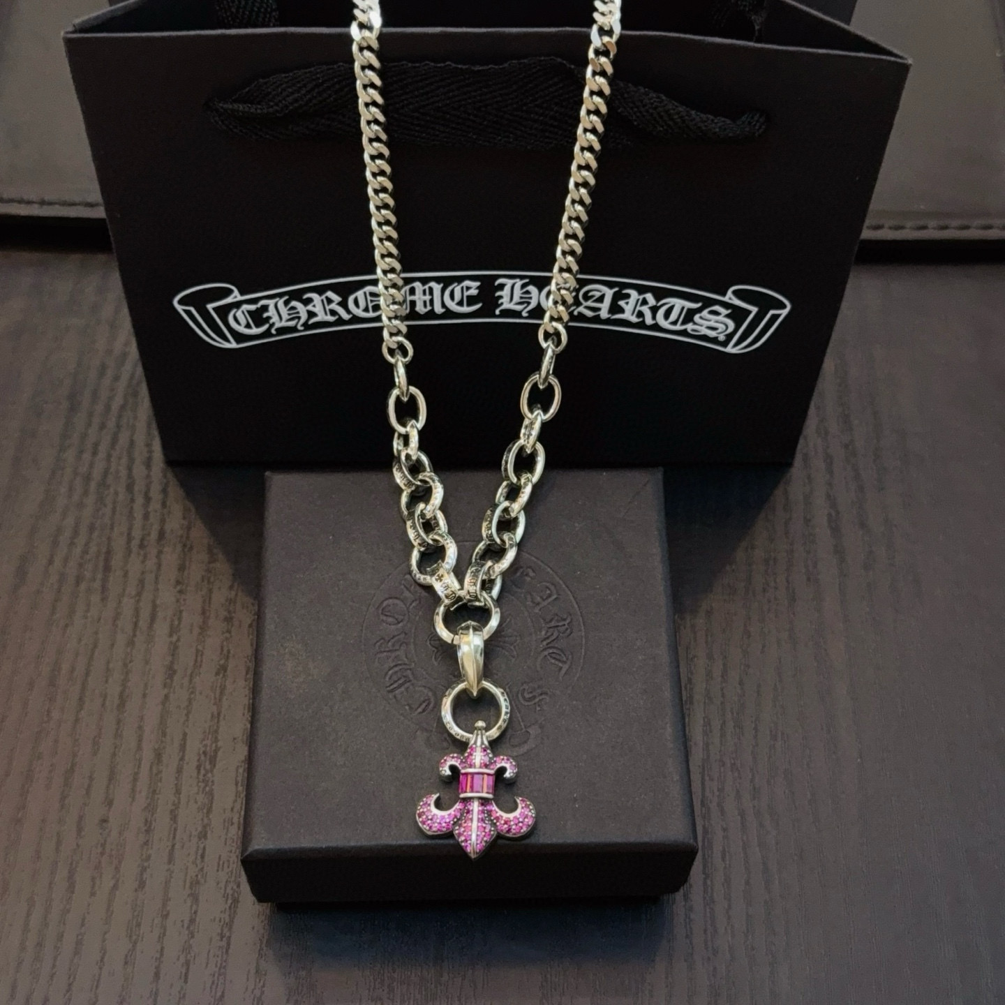 NO:641833,New [Counter Quality] Chrome Hearts Classic Retro Necklace, Pink Diamond Scout Flower Pendant. Different pattern design styles with concave and convex shapes, showing a distinctive cross. The Scout Flower is the symbol of Chrome Hearts, so it is more durable. Genuine pattern-printing Chrome Hearts distinguishes the ordinary light version in the market. Match the version and standard quality. Look at the printing details. The degree of retro ash oxidation. Seiko version!  !  !  Purely handmade ~ Authentic open mold fashion essentials. Can be worn by both men and women. Same style for couples. Official website original. Rock punk Thai silver style. Retro elements. Trendy and versatile!  , jewelry boutique, chrome hearts, chrome hearts, necklace19860909新款【专柜品质】Chrome Hearts克罗心经典复古项链,粉钻童军花吊坠 凹凸造型不同的花纹设计风格 呈现出与众不同 十字架 童军花是克罗心的志 所以更经久不衰 正品打版Chrome Hearts克罗心 区别市场普通轻版 对版对标品质 看字印细节 复古做旧灰氧程度.精工版本！！！ 纯手工打造 ～正品开模潮流时尚必备 男女均可佩戴 情侣同款 官网原版 摇滚朋克泰银风格 复古元素 潮流百搭！,饰品精品,chrome hearts,chrome hearts,necklace,Jewelry
