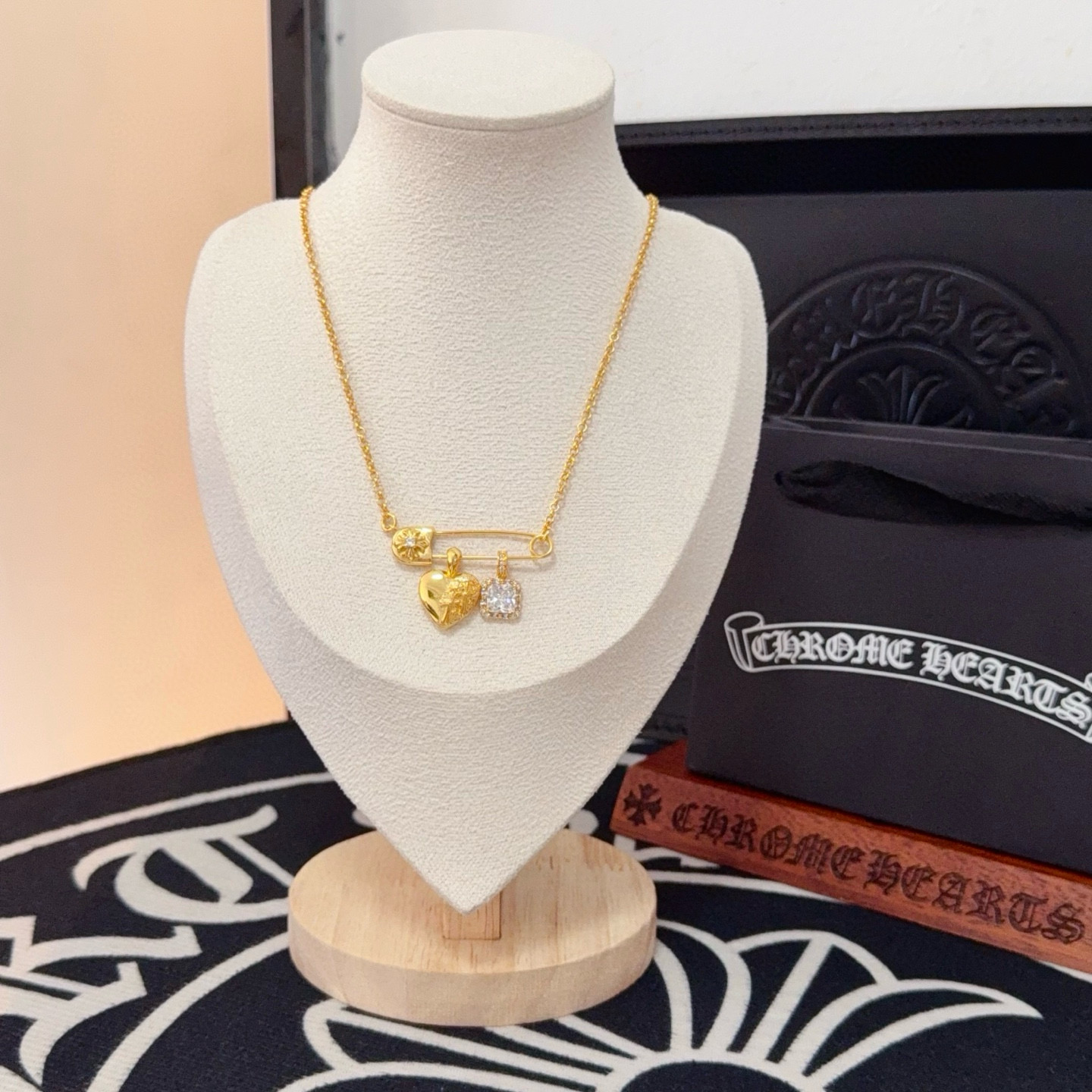 NO:641843,New [Counter Quality] Chrome Hearts Chrome Hearts Pin White Diamond Love Necklace, the concave and convex shapes have different pattern design styles that are unique. The cross scout flower is the symbol of Chrome Hearts, so it is more durable. Genuine pattern-printed Chrome Hearts distinguishes the ordinary light version in the market. Match the version and standard quality. Look at the printing details. The degree of retro gray oxidation. Seiko version!  , jewelry boutique, chrome hearts, chrome hearts, necklace19860909新款【专柜品质】Chrome Hearts克罗心别针白钻爱心项链,凹凸造型不同的花纹设计风格呈现出与众不同 十字架童军花是克罗心的标志 所以更经久不衰 正品打版Chrome Hearts克罗心 区别市场普通轻版 对版对标品质 看字印细节 复古做旧灰氧程度.精工版本！,饰品精品,chrome hearts,chrome hearts,necklace,Jewelry