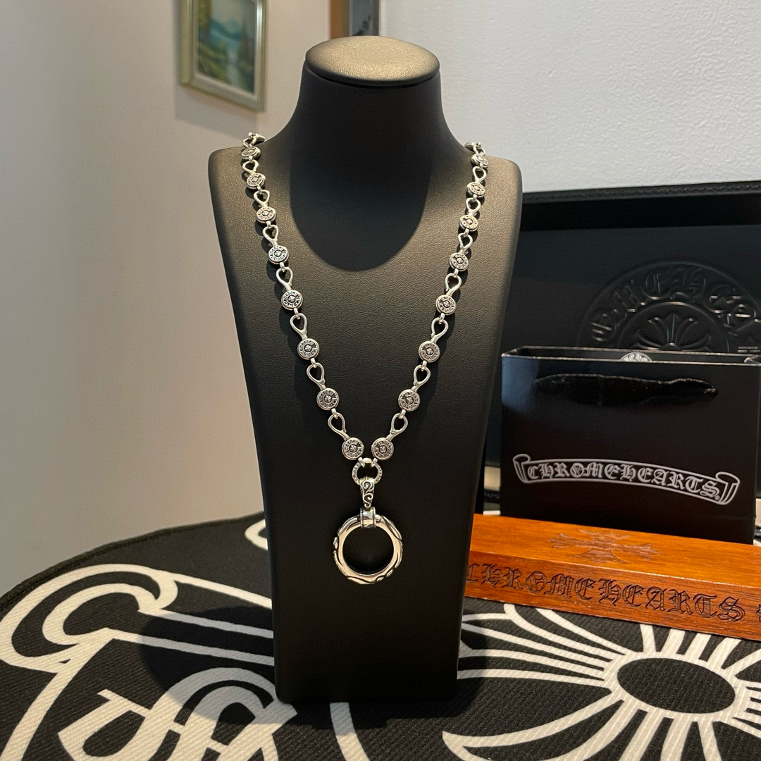 NO:641855,New [counter quality] Chrome Hearts Classic retro horseshoe necklace, buckle pendant, concave and convex shapes, different pattern design styles, showing a distinctive cross, Scout flower is the symbol of Chrome Hearts, so it is more durable. Authentic pattern-printed Chrome Hearts distinguishes the ordinary light version in the market. Match the version and standard quality. Look at the printing details, the degree of retro ash oxidation. Seiko version!  !  !  Purely handmade ~ Authentic open mold fashion essentials. Can be worn by both men and women. Same style for couples. Official website original. Rock punk Thai silver style. Retro elements. Trendy and versatile!  , jewelry boutique, chrome hearts, chrome hearts, necklace19860909新款【专柜品质】Chrome Hearts克罗心 经典复古马蹄项链 环扣吊坠 凹凸造型不同的花纹设计风格 呈现出与众不同 十字架 童军花是克罗心的志 所以更经久不衰 正品打版Chrome Hearts克罗心 区别市场普通轻版 对版对标品质 看字印细节 复古做旧灰氧程度.精工版本！！！ 纯手工打造 ～正品开模潮流时尚必备 男女均可佩戴 情侣同款 官网原版 摇滚朋克泰银风格 复古元素 潮流百搭！,饰品精品,chrome hearts,chrome hearts,necklace,Jewelry