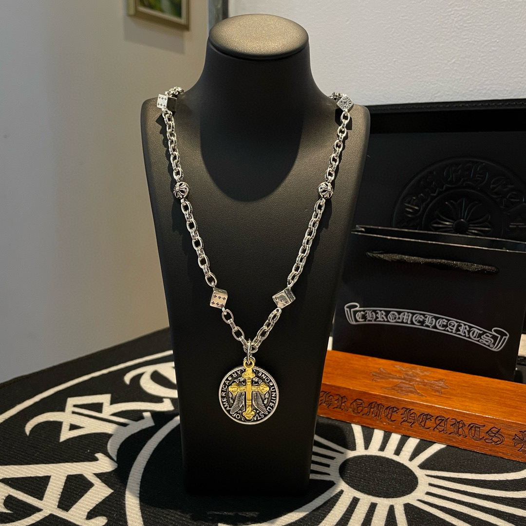 NO:641858,New [Counter Quality] Chrome Hearts Classic Retro Dice Cross Flower Ball Necklace Round Golden Cross Angel Wings Pendant Concave and Concave Shape Different Pattern Design Styles Show a Distinctive Cross The Scout Flower is the symbol of Chrome Hearts, so it is more durable. Genuine pattern-printed Chrome Hearts distinguishes the ordinary light version on the market. Match the standard quality. Look at the printing details. The degree of retro gray oxidation. Seiko version!  !  !  Purely handmade ~ Authentic open mold fashion essentials. Can be worn by both men and women. Same style for couples. Official website original. Rock punk Thai silver style. Retro elements. Trendy and versatile!  , jewelry boutique, chrome hearts, chrome hearts, necklace19860909新款【专柜品质】Chrome Hearts克罗心 经典复古骰子十字花球项链 圆牌金色十字架天使之翅吊坠 凹凸造型不同的花纹设计风格 呈现出与众不同 十字架 童军花是克罗心的志 所以更经久不衰 正品打版Chrome Hearts克罗心 区别市场普通轻版 对版对标品质 看字印细节 复古做旧灰氧程度.精工版本！！！ 纯手工打造 ～正品开模潮流时尚必备 男女均可佩戴 情侣同款 官网原版 摇滚朋克泰银风格 复古元素 潮流百搭！,饰品精品,chrome hearts,chrome hearts,necklace,Jewelry