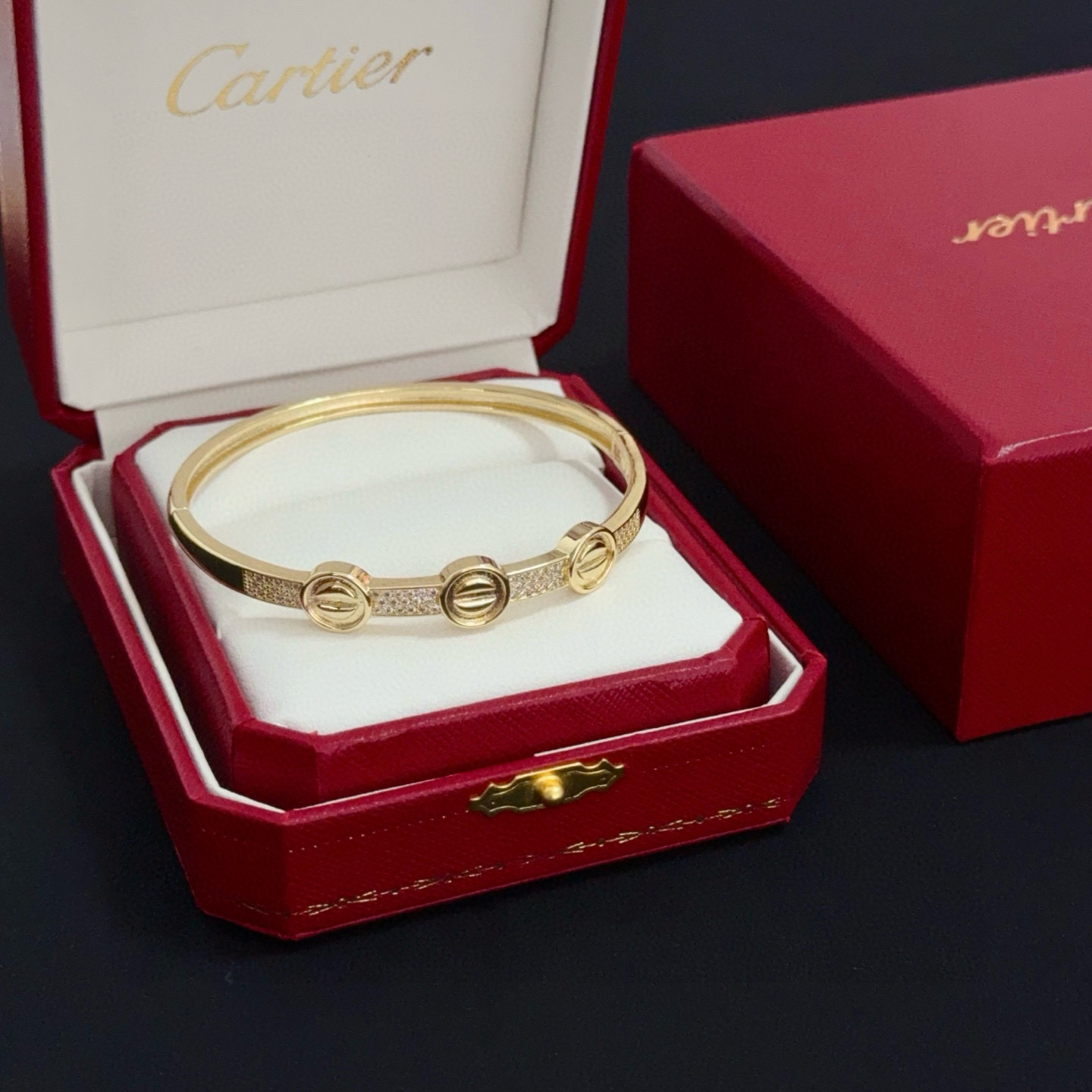 NO:641886,Cartier diamond-encrusted bracelet, high-end customized version, diamond-encrusted craftsmanship, V gold material, classic and fashionable style, reconstruct the aesthetics of love with sharp lines!  Breaking the rules, the diamond-encrusted design actually achieves the ceiling of high-end sense - no need for flashy accumulation, love should be as pure as ever. Cartier is loved by many celebrities and Internet celebrities. The Leopard series bracelet is absolutely an eternal classic, and it is not limited to men and women, and there is no age limit!  Wear it and you will be the center of attention!  , jewelry boutique, cartier, bracelet19860909卡地亚镶钻手镯 高端定制版本 镶嵌钻工艺 V金材质 经典而时尚风格 用凌厉线条重构爱情美学！打破常规,镶嵌钻设计反而成就高级感天花板——无需浮华堆砌,爱本应纯粹如初 卡地亚受众多明星网红的爱戴 豹子系列手镯 绝对是永恒经典 而且男女不限 年龄不限 ！戴上它你就是焦点！,饰品精品,cartier,bracelet,Jewelry