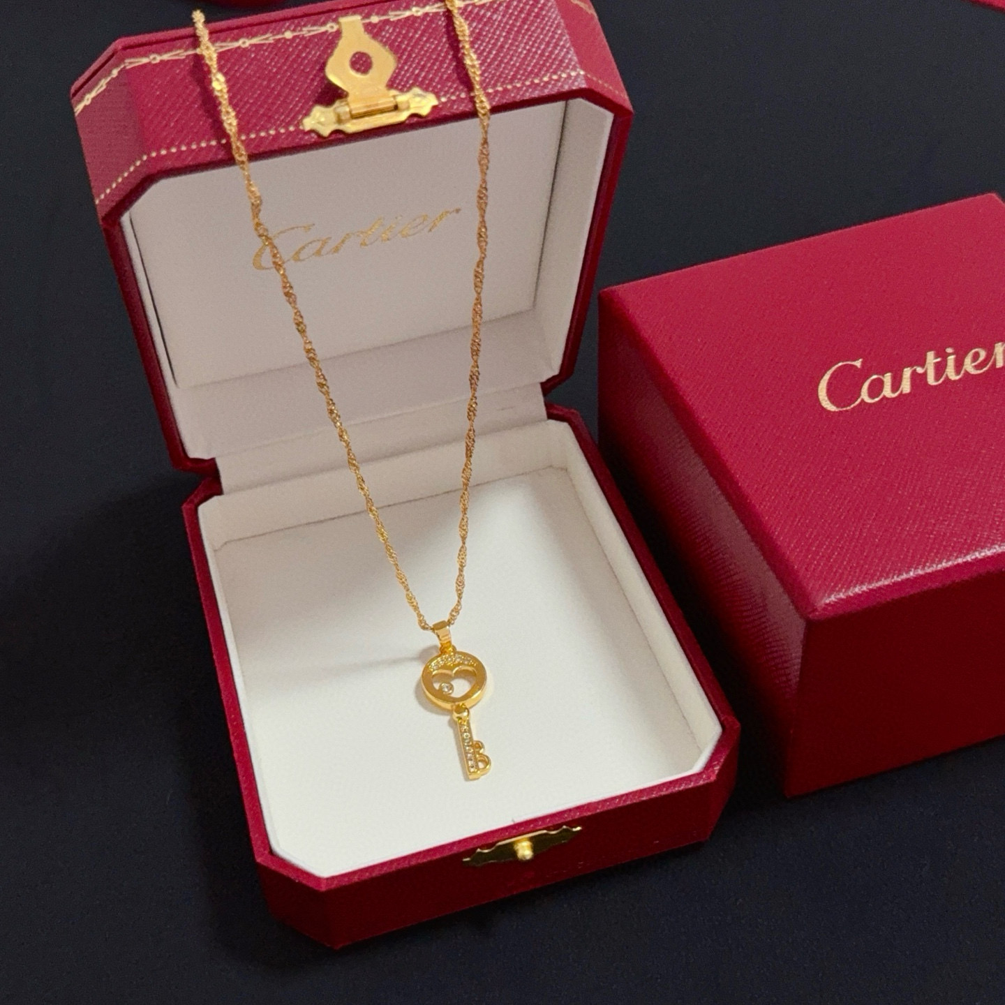 NO:641892,Cartier diamond-encrusted necklace, high-end customized version, diamond-encrusted craftsmanship, V gold material, classic and fashionable style, reconstruct the aesthetics of love with sharp lines!  Breaking the rules, the diamond-encrusted design actually achieves the ceiling of high-end sense - no need for flashy accumulation, love should be as pure as ever. Cartier is loved by many celebrities and Internet celebrities. The Leopard series bracelet is absolutely an eternal classic, and it is not limited to men and women, and there is no age limit!  Wear it and you will be the center of attention!  , jewelry boutique,cartier,necklace,bracelet19860909卡地亚镶钻项链 高端定制版本 镶嵌钻工艺 V金材质 经典而时尚风格 用凌厉线条重构爱情美学！打破常规,镶嵌钻设计反而成就高级感天花板——无需浮华堆砌,爱本应纯粹如初 卡地亚受众多明星网红的爱戴 豹子系列手镯 绝对是永恒经典 而且男女不限 年龄不限 ！戴上它你就是焦点！,饰品精品,cartier,necklace,bracelet,Jewelry