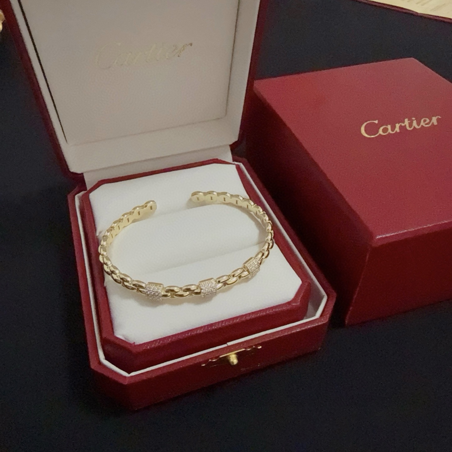 NO:641894,Cartier diamond-encrusted bracelet, high-end customized version, diamond-encrusted craftsmanship, V gold material, classic and fashionable style, reconstruct the aesthetics of love with sharp lines!  Breaking the rules, the diamond-encrusted design actually achieves the ceiling of high-end sense - no need for flashy accumulation, love should be as pure as ever. Cartier is loved by many celebrities and Internet celebrities. The Leopard series bracelet is absolutely an eternal classic, and it is not limited to men and women, and there is no age limit!  Wear it and you will be the center of attention!  , jewelry boutique, cartier, bracelet19860909卡地亚镶钻手镯 高端定制版本 镶嵌钻工艺 V金材质 经典而时尚风格 用凌厉线条重构爱情美学！打破常规,镶嵌钻设计反而成就高级感天花板——无需浮华堆砌,爱本应纯粹如初 卡地亚受众多明星网红的爱戴 豹子系列手镯 绝对是永恒经典 而且男女不限 年龄不限 ！戴上它你就是焦点！,饰品精品,cartier,bracelet,Jewelry