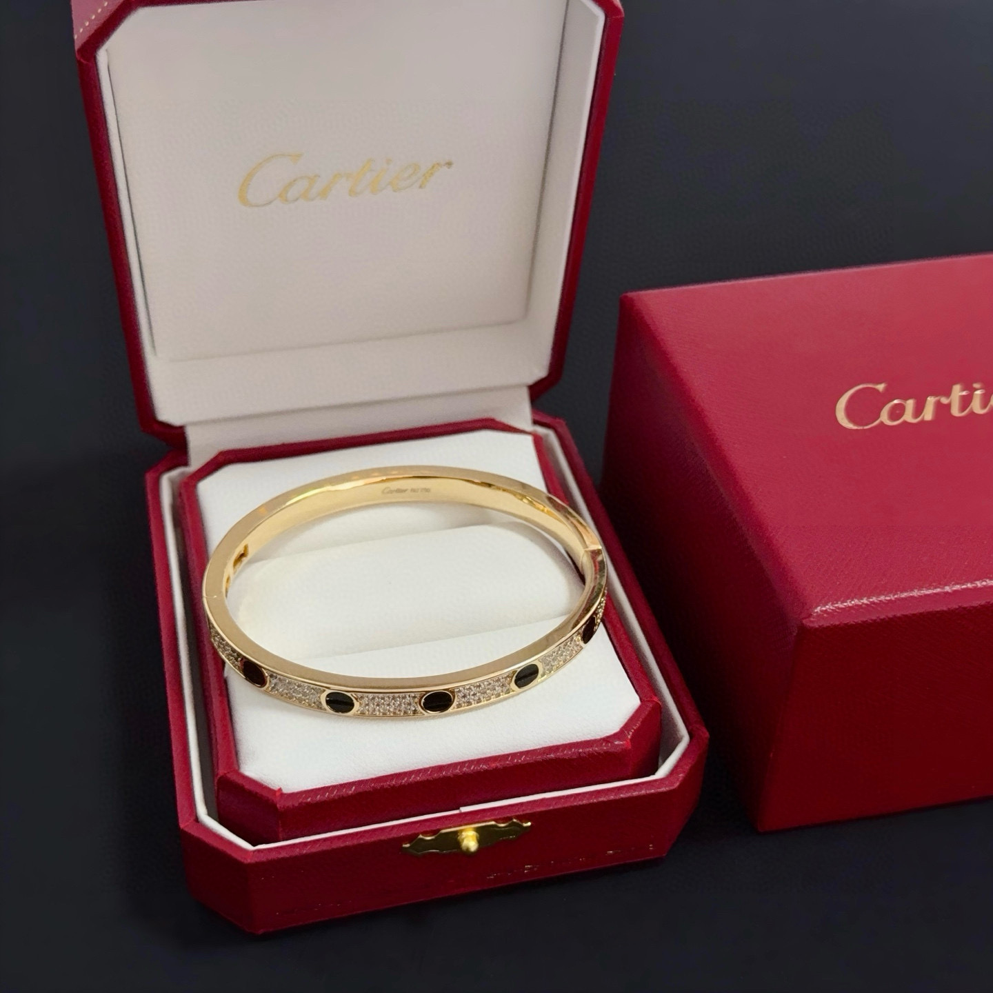 NO:641896,Cartier diamond-encrusted bracelet, high-end customized version, diamond-encrusted craftsmanship, V gold material, classic and fashionable style, reconstruct the aesthetics of love with sharp lines!  Breaking the rules, the diamond-encrusted design actually achieves the ceiling of high-end sense - no need for flashy accumulation, love should be as pure as ever. Cartier is loved by many celebrities and Internet celebrities. The Leopard series bracelet is absolutely an eternal classic, and it is not limited to men and women, and there is no age limit!  Wear it and you will be the center of attention!  , jewelry boutique, cartier, bracelet19860909卡地亚镶钻手镯 高端定制版本 镶嵌钻工艺 V金材质 经典而时尚风格 用凌厉线条重构爱情美学！打破常规,镶嵌钻设计反而成就高级感天花板——无需浮华堆砌,爱本应纯粹如初 卡地亚受众多明星网红的爱戴 豹子系列手镯 绝对是永恒经典 而且男女不限 年龄不限 ！戴上它你就是焦点！,饰品精品,cartier,bracelet,Jewelry