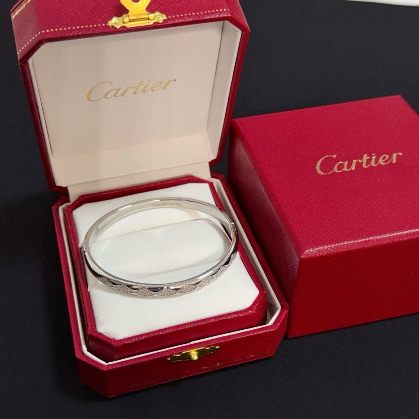 NO:641902,Cartier diamond-encrusted bracelet, high-end customized version, diamond-encrusted craftsmanship, V gold material, classic and fashionable style, reconstruct the aesthetics of love with sharp lines!  Breaking the rules, the diamond-encrusted design actually achieves the ceiling of high-end sense - no need for flashy accumulation, love should be as pure as ever. Cartier is loved by many celebrities and Internet celebrities. The Leopard series bracelet is absolutely an eternal classic, and it is not limited to men and women, and there is no age limit!  Wear it and you will be the center of attention!  , jewelry boutique, cartier, bracelet19860909卡地亚镶钻手镯 高端定制版本 镶嵌钻工艺 V金材质 经典而时尚风格 用凌厉线条重构爱情美学！打破常规,镶嵌钻设计反而成就高级感天花板——无需浮华堆砌,爱本应纯粹如初 卡地亚受众多明星网红的爱戴 豹子系列手镯 绝对是永恒经典 而且男女不限 年龄不限 ！戴上它你就是焦点！,饰品精品,cartier,bracelet,Jewelry