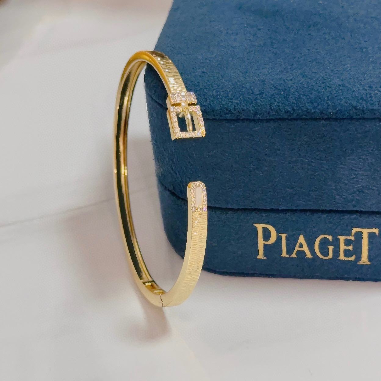 NO:641905,Piaget bracelet is a high-end customized version with inlaid diamond craftsmanship and V-gold material. The details are luxurious. The metal texture and texture complement each other and shine under the light, reflecting the luxury and elegance. Whether it is a business occasion or a sweet date, it can highlight delicacy and elegance. It is so beautiful when you get it. It is definitely your dream bracelet., jewelry boutique, Piaget, bracelet19860909Piaget伯爵手镯 高端定制版本 镶嵌钻工艺 ,V金材质 ,细节处尽显奢华.金属质感与纹理相互映衬,光线之下,熠熠生辉,体现了奢华与典雅的气质.无论是商务场合还是甜蜜约会都能凸显精致和优雅~上手都太美了,绝对是你的梦中情镯.,饰品精品,piaget,bracelet,Jewelry