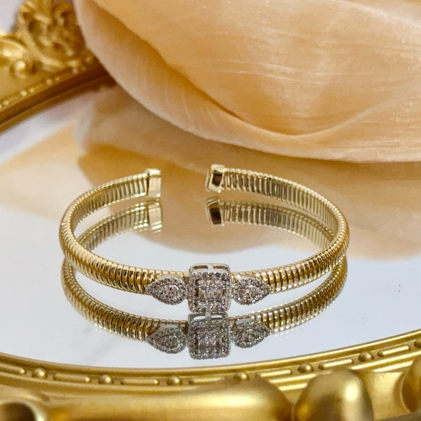 Piaget Limelight Bangle Watch yellow gold bangle case, diamond-set bezel, hidden dial 22mm Women's Quartz