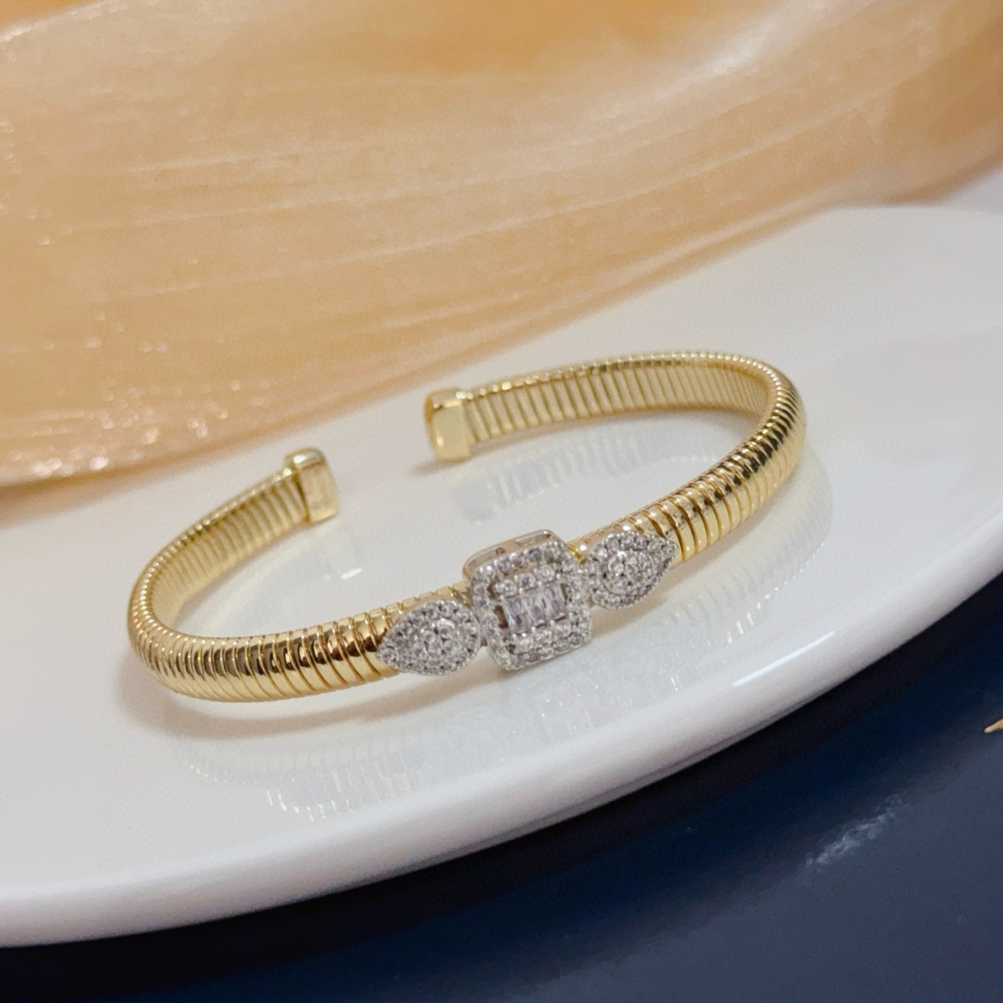 Piaget Limelight Bangle Watch yellow gold bangle case, diamond-set bezel, hidden dial 22mm Women's Quartz