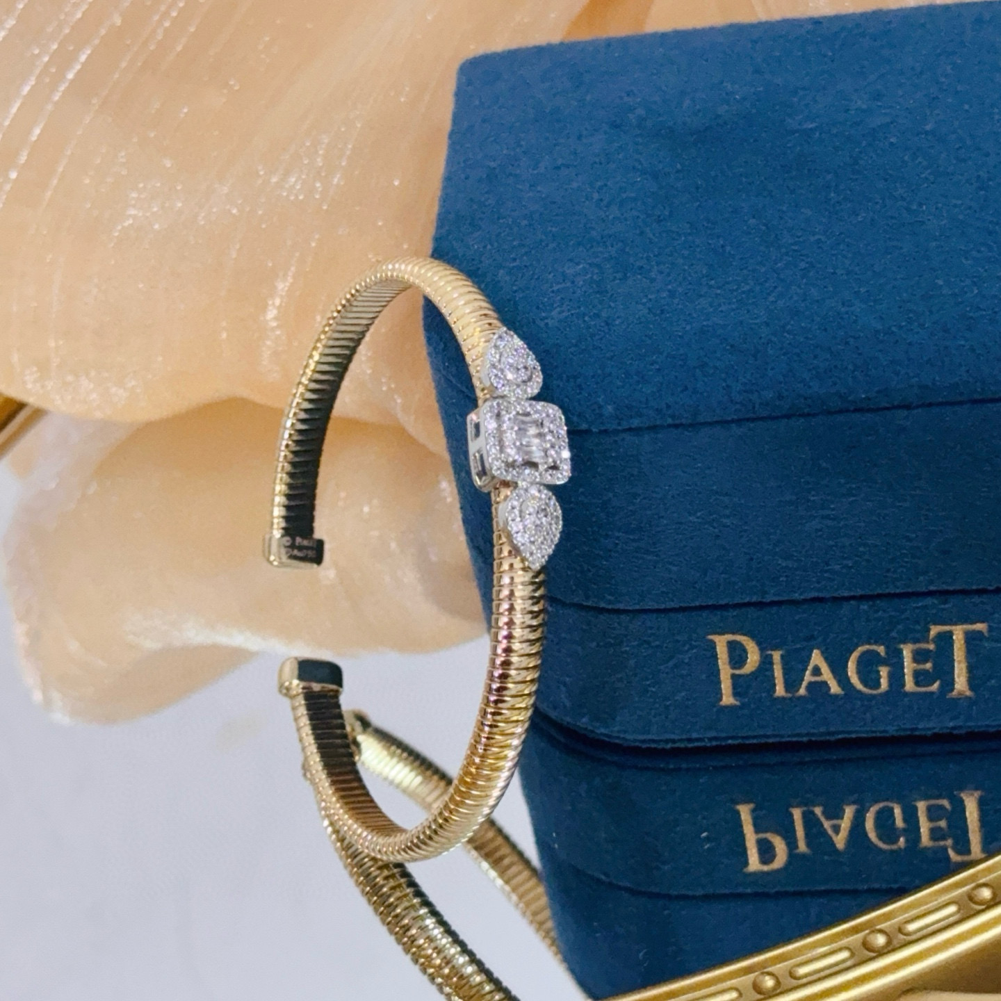 Piaget Limelight Bangle Watch yellow gold bangle case, diamond-set bezel, hidden dial 22mm Women's Quartz