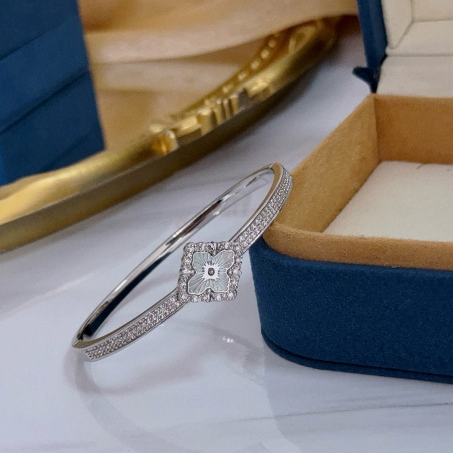 Piaget Possibly Possession bracelet watch White gold / diamond-set bezel and bracelet / silver dial / white gold bracelet 28mm Women's Quartz