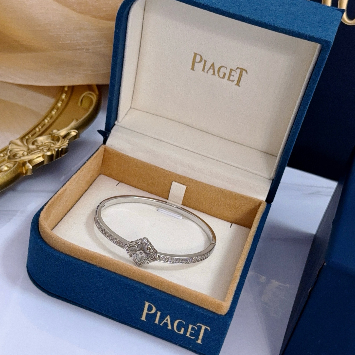 Piaget Possibly Possession bracelet watch White gold / diamond-set bezel and bracelet / silver dial / white gold bracelet 28mm Women's Quartz