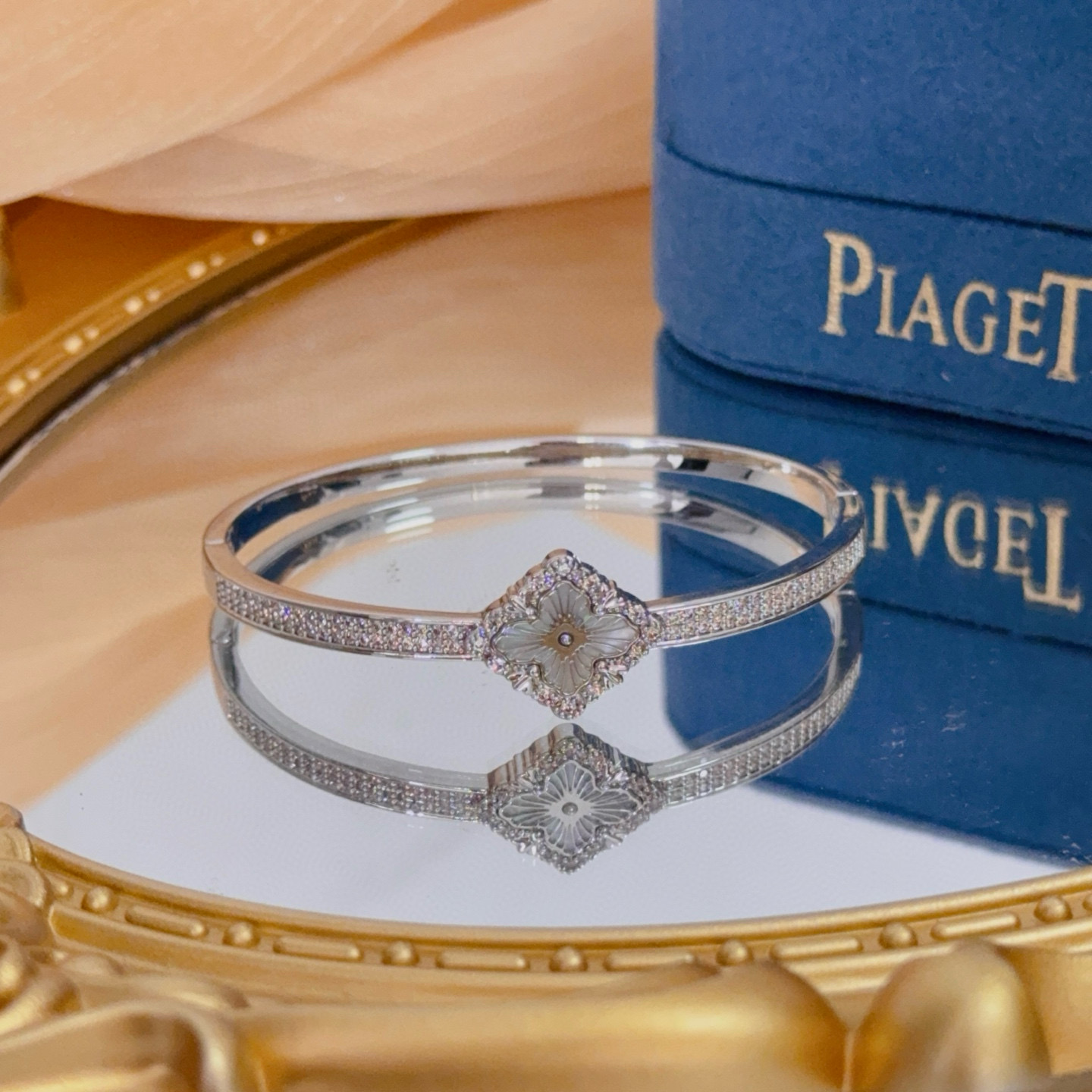 Piaget Possibly Possession bracelet watch White gold / diamond-set bezel and bracelet / silver dial / white gold bracelet 28mm Women's Quartz
