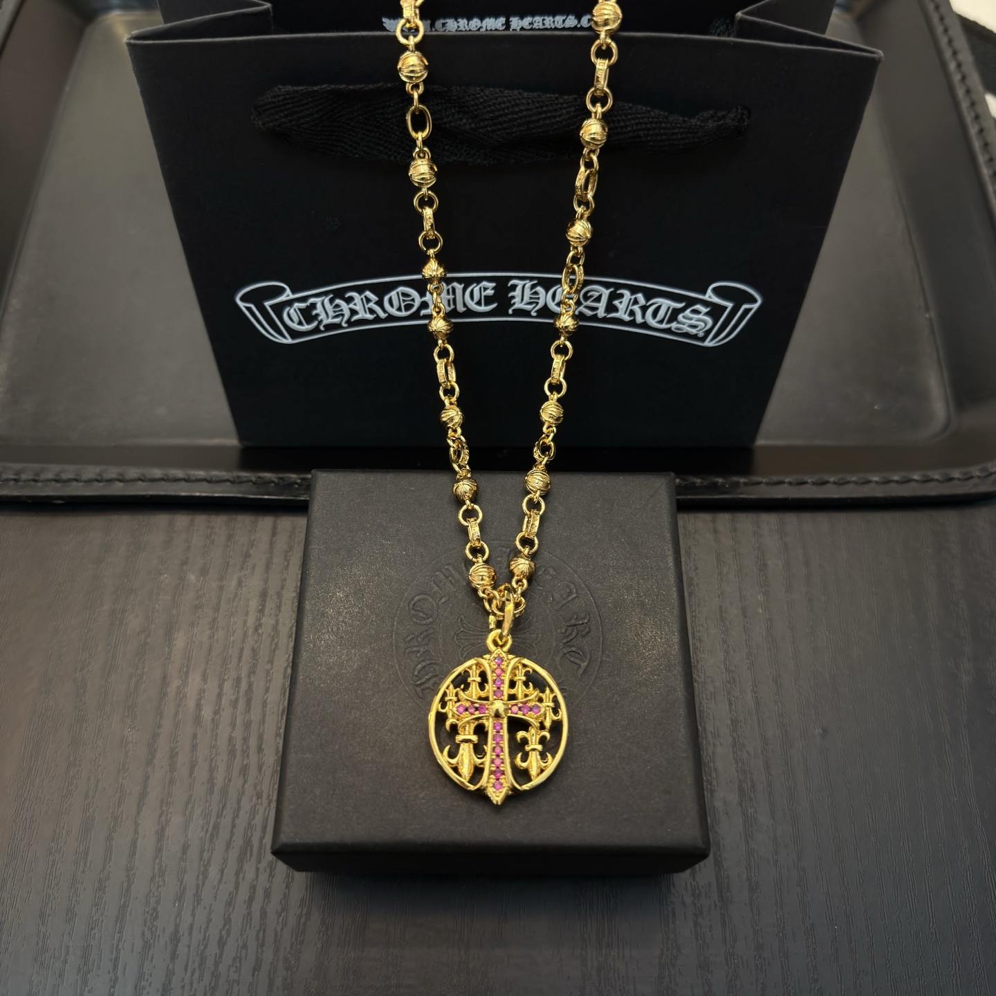 NO:641861,New [counter quality] Chrome Hearts gold retro flower ball necklace, pink diamond cross pendant, different concave and convex shapes, different pattern design styles, showing a distinctive cross. The Scout flower is the symbol of Chrome Hearts, so it is more durable. Genuine pattern-printed Chrome Hearts distinguishes the ordinary light version in the market. Match the version and standard quality. Look at the printing details, the degree of retro ash oxidation. Seiko version!  !  !  Purely handmade ~ Authentic open mold fashion essentials. Can be worn by both men and women. Same style for couples. Official website original. Rock punk Thai silver style. Retro elements. Trendy and versatile!  , jewelry boutique, chrome hearts, chrome hearts, necklace, gold19860909新款【专柜品质】Chrome Hearts克罗心黄金色复古花球项链,粉钻十字架吊坠 凹凸造型不同的花纹设计风格 呈现出与众不同 十字架 童军花是克罗心的志 所以更经久不衰 正品打版Chrome Hearts克罗心 区别市场普通轻版 对版对标品质 看字印细节 复古做旧灰氧程度.精工版本！！！ 纯手工打造 ～正品开模潮流时尚必备 男女均可佩戴 情侣同款 官网原版 摇滚朋克泰银风格 复古元素 潮流百搭！,饰品精品,chrome hearts,chrome hearts,necklace,gold,Jewelry