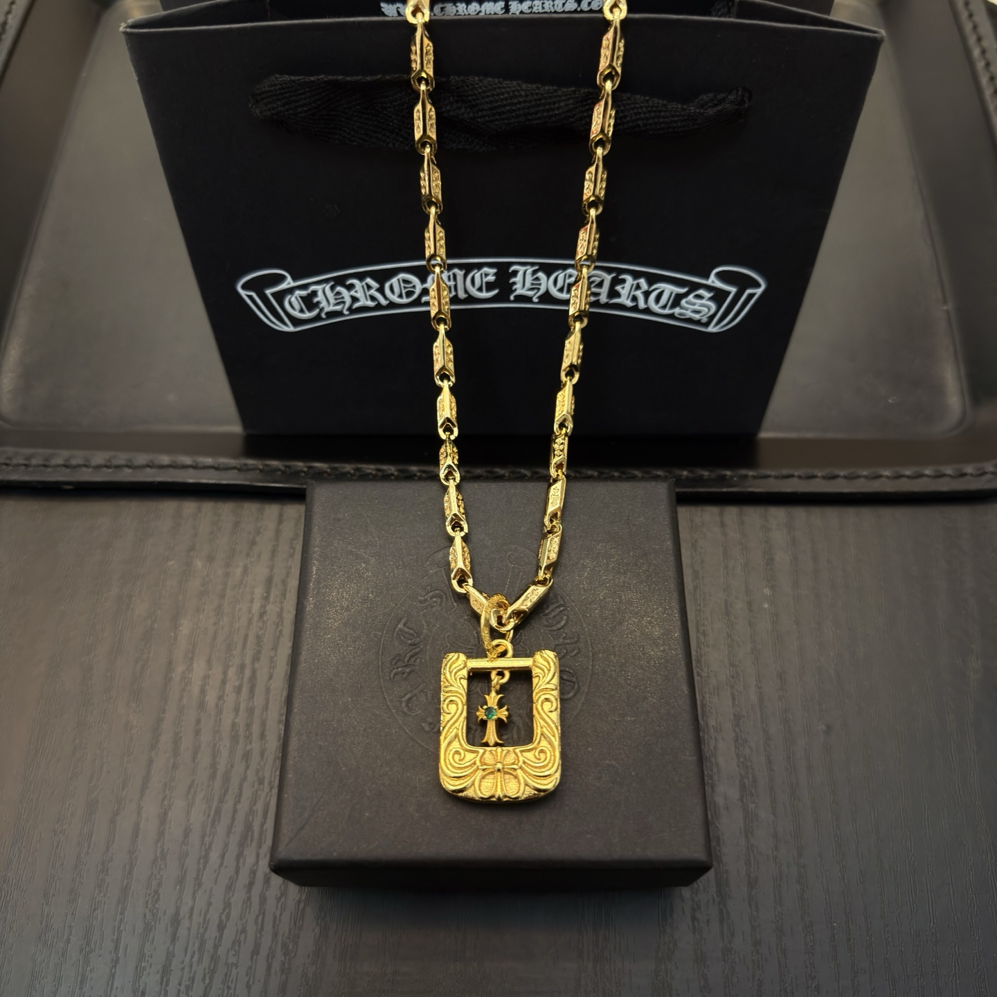 NO:641864,New [counter quality] Chrome Hearts gold cross necklace, square cross pendant. Different pattern design styles with concave and convex shapes, showing a distinctive cross. The Scout flower is the symbol of Chrome Hearts, so it is more durable. Authentic Chrome Hearts Chrome Hearts is different from the ordinary light version in the market. Check the quality of the version. Look at the printing details. The degree of retro gray oxidation. Seiko version!  !  !  Purely handmade ~ Authentic open mold fashion essentials. Can be worn by both men and women. Same style for couples. Official website original. Rock punk Thai silver style. Retro elements. Trendy and versatile!  , jewelry boutique, chrome hearts, chrome hearts, necklace, gold19860909新款【专柜品质】Chrome Hearts克罗心黄金色十字架项链,方牌十字架吊坠 凹凸造型不同的花纹设计风格 呈现出与众不同 十字架 童军花是克罗心的志 所以更经久不衰 正品打版Chrome Hearts克罗心 区别市场普通轻版 对版对标品质 看字印细节 复古做旧灰氧程度.精工版本！！！ 纯手工打造 ～正品开模潮流时尚必备 男女均可佩戴 情侣同款 官网原版 摇滚朋克泰银风格 复古元素 潮流百搭！,饰品精品,chrome hearts,chrome hearts,necklace,gold,Jewelry