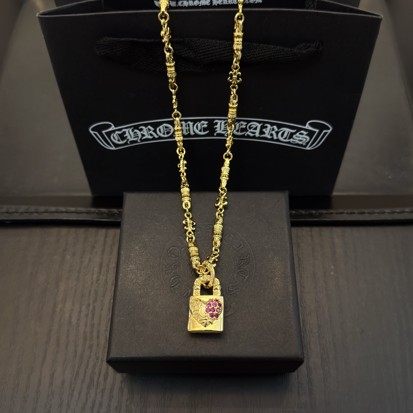 NO:641867,New [counter quality] Chrome Hearts gold flower ball necklace, pink diamond love lock pendant. Different pattern design styles with concave and convex shapes, showing a distinctive cross. The Scout flower is the symbol of Chrome Hearts, so it is more durable. Genuine pattern-printed Chrome Hearts distinguishes the ordinary light version in the market. Match the standard quality. Look at the printing details. The degree of retro ash oxidation. Seiko version!  !  !  Purely handmade ~ Authentic open mold fashion essentials. Can be worn by both men and women. Same style for couples. Official website original. Rock punk Thai silver style. Retro elements. Trendy and versatile!  , jewelry boutique, chrome hearts, chrome hearts, necklace, gold19860909新款【专柜品质】Chrome Hearts克罗心黄金色花球项链,粉钻爱心锁头吊坠 凹凸造型不同的花纹设计风格 呈现出与众不同 十字架 童军花是克罗心的志 所以更经久不衰 正品打版Chrome Hearts克罗心 区别市场普通轻版 对版对标品质 看字印细节 复古做旧灰氧程度.精工版本！！！ 纯手工打造 ～正品开模潮流时尚必备 男女均可佩戴 情侣同款 官网原版 摇滚朋克泰银风格 复古元素 潮流百搭！,饰品精品,chrome hearts,chrome hearts,necklace,gold,Jewelry