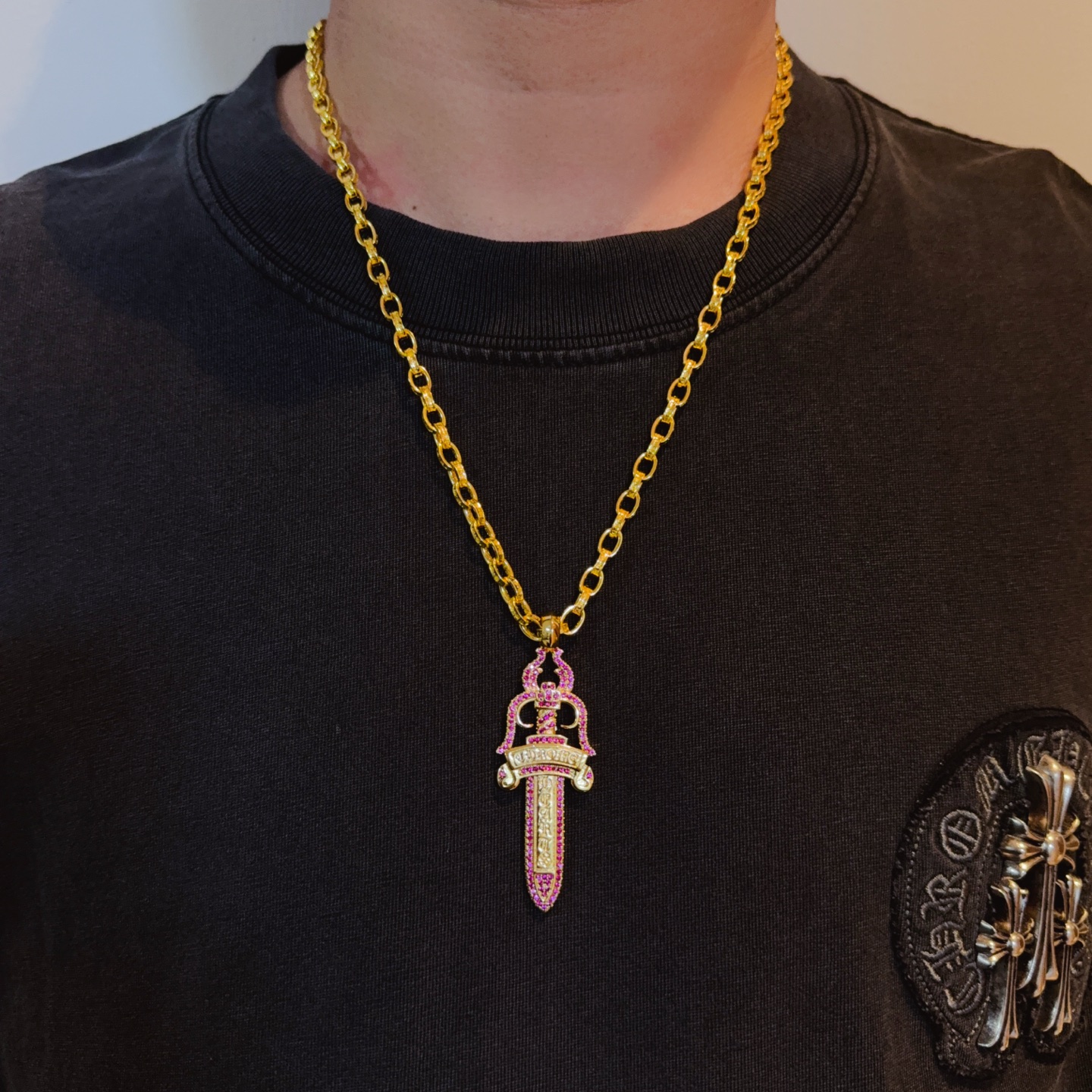 NO:641841,New [counter quality] Chrome Hearts gold letter necklace, pink diamond sword pendant, different pattern design styles with concave and convex shapes, showing a distinctive cross. The Scout flower is the symbol of Chrome Hearts, so it is more durable. Genuine pattern-printed Chrome Hearts distinguishes the ordinary light version in the market. Match the version and standard quality. Look at the printing details. The degree of retro ash oxidation. Seiko version!  !  !  Purely handmade ~ Authentic open mold fashion essentials. Can be worn by both men and women. Same style for couples. Official website original. Rock punk Thai silver style. Retro elements. Trendy and versatile!  , jewelry boutique, chrome hearts, chrome hearts, necklace, gold19860909新款【专柜品质】Chrome Hearts克罗心黄金色字母项链,粉钻宝剑吊坠 凹凸造型不同的花纹设计风格 呈现出与众不同 十字架 童军花是克罗心的志 所以更经久不衰 正品打版Chrome Hearts克罗心 区别市场普通轻版 对版对标品质 看字印细节 复古做旧灰氧程度.精工版本！！！ 纯手工打造 ～正品开模潮流时尚必备 男女均可佩戴 情侣同款 官网原版 摇滚朋克泰银风格 复古元素 潮流百搭！,饰品精品,chrome hearts,chrome hearts,necklace,gold,Jewelry