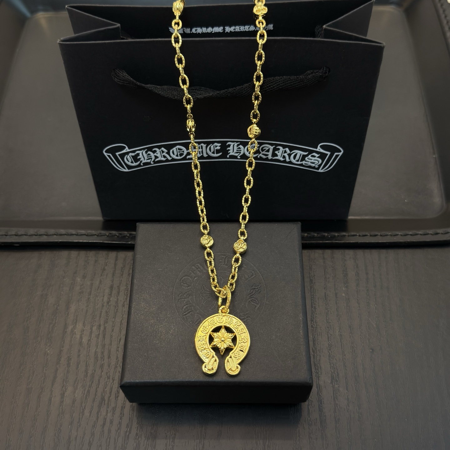 NO:641844,New [counter quality] Chrome Hearts gold bouquet necklace, horseshoe print pendant. Concave and convex shapes with different pattern design styles, showing a distinctive cross. The Scout flower is the symbol of Chrome Hearts, so it is more durable. Genuine pattern-printed Chrome Hearts distinguishes the ordinary light version in the market. Match the version and standard quality. Look at the printing details. The degree of retro ash oxidation. Seiko version!  !  !  Purely handmade ~ Authentic open mold fashion essentials. Can be worn by both men and women. Same style for couples. Official website original. Rock punk Thai silver style. Retro elements. Trendy and versatile!  , jewelry boutique, chrome hearts, chrome hearts, necklace, gold19860909新款【专柜品质】Chrome Hearts克罗心黄金色花球项链,马蹄印吊坠 凹凸造型不同的花纹设计风格 呈现出与众不同 十字架 童军花是克罗心的志 所以更经久不衰 正品打版Chrome Hearts克罗心 区别市场普通轻版 对版对标品质 看字印细节 复古做旧灰氧程度.精工版本！！！ 纯手工打造 ～正品开模潮流时尚必备 男女均可佩戴 情侣同款 官网原版 摇滚朋克泰银风格 复古元素 潮流百搭！,饰品精品,chrome hearts,chrome hearts,necklace,gold,Jewelry