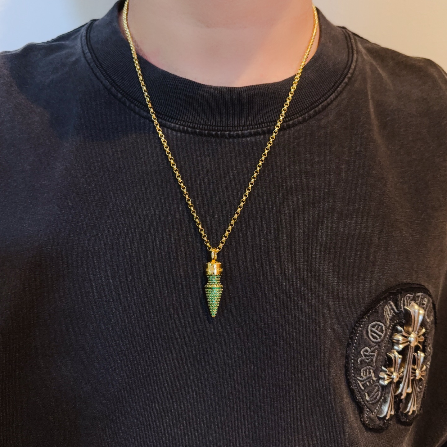 NO:641847,New [counter quality] Chrome Hearts gold necklace, green diamond bullet pendant. Different pattern design styles with concave and convex shapes, showing a distinctive cross. The Scout flower is the symbol of Chrome Hearts, so it is more durable. Genuine pattern-printed Chrome Hearts distinguishes the ordinary light version in the market. Check the quality of the version. Look at the printing details. The degree of retro gray oxidation. Seiko version!  !  !  Purely handmade ~ Authentic open mold fashion essentials. Can be worn by both men and women. Same style for couples. Official website original. Rock punk Thai silver style. Retro elements. Trendy and versatile!  , jewelry boutique, chrome hearts, chrome hearts, necklace, gold19860909新款【专柜品质】Chrome Hearts克罗心黄金色项链,绿钻子弹吊坠 凹凸造型不同的花纹设计风格 呈现出与众不同 十字架 童军花是克罗心的志 所以更经久不衰 正品打版Chrome Hearts克罗心 区别市场普通轻版 对版对标品质 看字印细节 复古做旧灰氧程度.精工版本！！！ 纯手工打造 ～正品开模潮流时尚必备 男女均可佩戴 情侣同款 官网原版 摇滚朋克泰银风格 复古元素 潮流百搭！,饰品精品,chrome hearts,chrome hearts,necklace,gold,Jewelry