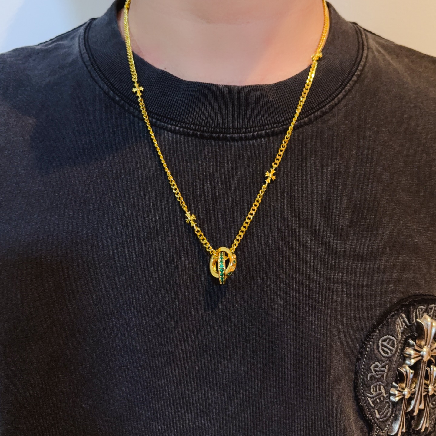 NO:641850,New [counter quality] Chrome Hearts gold-colored retro cross flower necklace, double-ring pendant. The concave and convex shapes have different pattern design styles, showing a distinctive cross. The Scout flower is the symbol of Chrome Hearts, so it is more durable. Genuine pattern-printed Chrome Hearts distinguishes the ordinary light version in the market. Match the version and standard quality. Look at the printing details. The degree of retro ash oxidation. Seiko version!  !  !  Purely handmade ~ Authentic open mold fashion essentials. Can be worn by both men and women. Same style for couples. Official website original. Rock punk Thai silver style. Retro elements. Trendy and versatile!  , jewelry boutique, chrome hearts, chrome hearts, necklace, gold19860909新款【专柜品质】Chrome Hearts克罗心黄金色复古十字花项链,双环吊坠 凹凸造型不同的花纹设计风格 呈现出与众不同 十字架 童军花是克罗心的志 所以更经久不衰 正品打版Chrome Hearts克罗心 区别市场普通轻版 对版对标品质 看字印细节 复古做旧灰氧程度.精工版本！！！ 纯手工打造 ～正品开模潮流时尚必备 男女均可佩戴 情侣同款 官网原版 摇滚朋克泰银风格 复古元素 潮流百搭！,饰品精品,chrome hearts,chrome hearts,necklace,gold,Jewelry