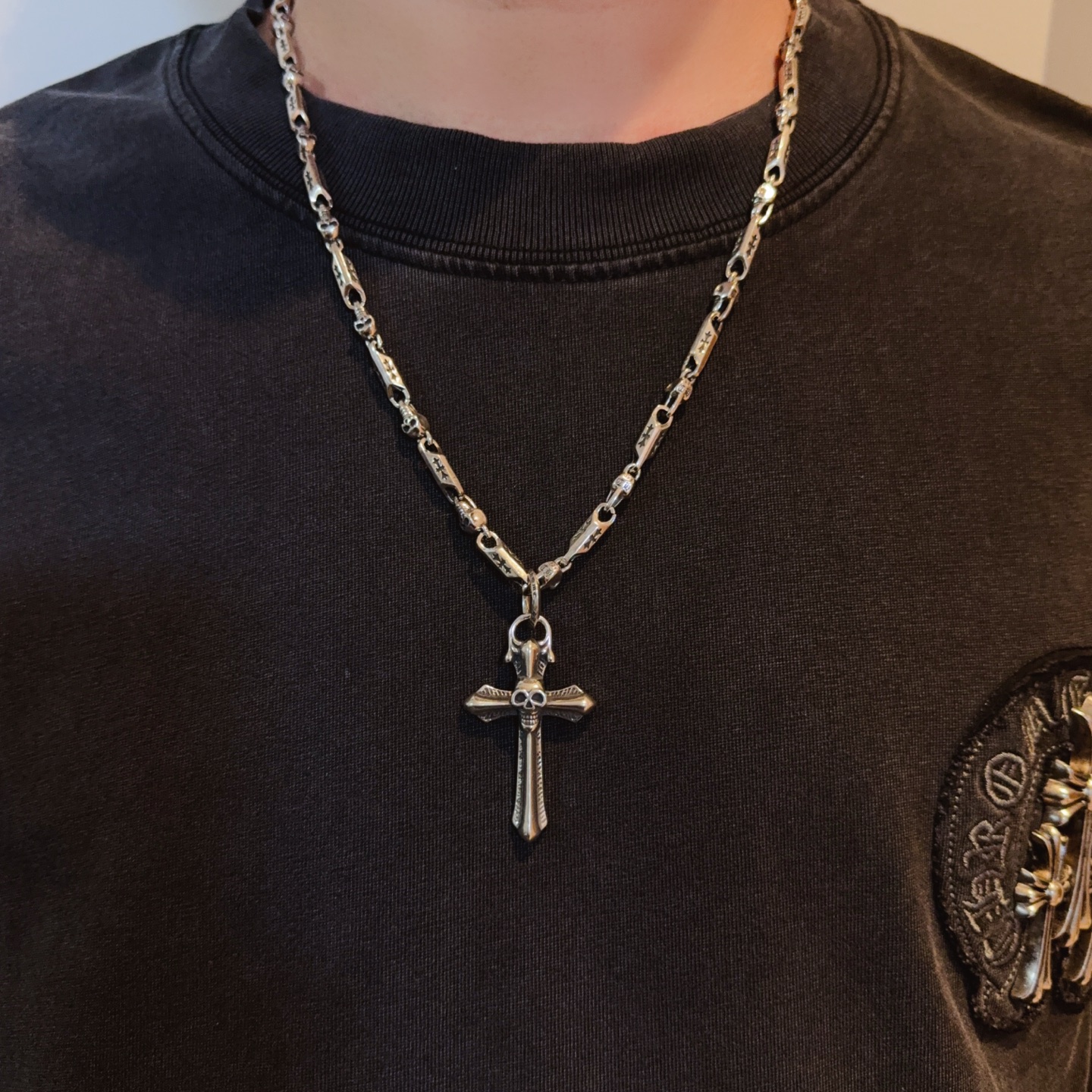 NO:641862,New [counter quality] Chrome Hearts skull cross necklace, skull cross pendant. The concave and convex shapes have different pattern design styles, showing a distinctive cross. The Scout flower is the symbol of Chrome Hearts, so it is more durable. Genuine pattern-printed Chrome Hearts distinguishes the ordinary light version in the market. Match the standard quality. Look at the printing details. The degree of retro gray oxidation. Seiko version!  !  !  Purely handmade ~ Authentic open mold fashion essentials. Can be worn by both men and women. Same style for couples. Official website original. Rock punk Thai silver style. Retro elements. Trendy and versatile!  , jewelry boutique, chrome hearts, chrome hearts, necklace19860909新款【专柜品质】Chrome Hearts克罗心骷髅头十字架项链,骷髅头十字架吊坠 凹凸造型不同的花纹设计风格 呈现出与众不同 十字架 童军花是克罗心的志 所以更经久不衰 正品打版Chrome Hearts克罗心 区别市场普通轻版 对版对标品质 看字印细节 复古做旧灰氧程度.精工版本！！！ 纯手工打造 ～正品开模潮流时尚必备 男女均可佩戴 情侣同款 官网原版 摇滚朋克泰银风格 复古元素 潮流百搭！,饰品精品,chrome hearts,chrome hearts,necklace,Jewelry