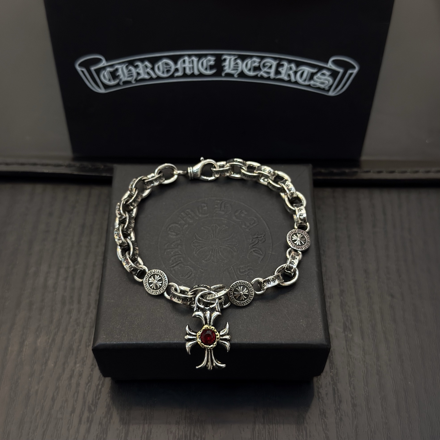 NO:641865,The new [counter quality] Chrome Hearts bracelet, with concave and convex shapes and different pattern design styles, presents a distinctive cross. The Scout flower is the symbol of Chrome Hearts, so it is more durable. Genuine pattern-printed Chrome Hearts distinguishes the ordinary light version in the market. Check the quality of the version. Look at the printing details, the degree of retro gray oxidation. Seiko version!  !  !  Purely handmade ~ Authentic open mold fashion essentials. Can be worn by both men and women. Same style for couples. Official website original. Rock punk Thai silver style. Retro elements. Trendy and versatile!  , jewelry boutique, chrome hearts, chrome hearts, bracelet19860909新款【专柜品质】Chrome Hearts克罗心手链,凹凸造型不同的花纹设计风格 呈现出与众不同 十字架 童军花是克罗心的志 所以更经久不衰 正品打版Chrome Hearts克罗心 区别市场普通轻版 对版对标品质 看字印细节 复古做旧灰氧程度.精工版本！！！ 纯手工打造 ～正品开模潮流时尚必备 男女均可佩戴 情侣同款 官网原版 摇滚朋克泰银风格 复古元素 潮流百搭！,饰品精品,chrome hearts,chrome hearts,bracelet,Jewelry