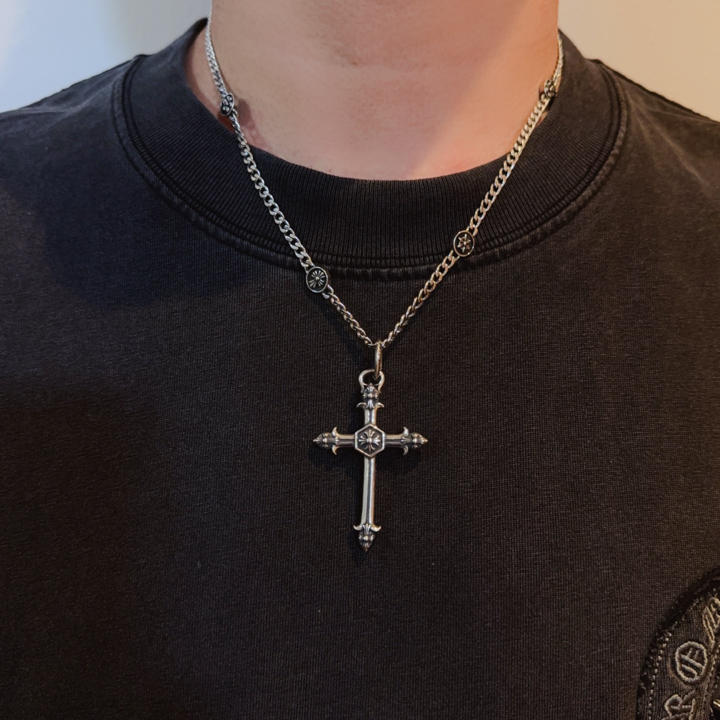 NO:641868,New [counter quality] Chrome Hearts Cross Necklace, Cross Pendant. The concave and convex shapes have different pattern design styles, showing a distinctive cross. The Scout flower is the symbol of Chrome Hearts, so it is more durable. Genuine pattern-printed Chrome Hearts distinguishes the ordinary light version in the market. Check the quality of the version. Look at the printing details. The degree of retro gray oxidation. Seiko version!  !  !  Purely handmade ~ Authentic open mold fashion essentials. Can be worn by both men and women. Same style for couples. Official website original. Rock punk Thai silver style. Retro elements. Trendy and versatile!  , jewelry boutique, chrome hearts, chrome hearts, necklace19860909新款【专柜品质】Chrome Hearts克罗心十字架项链,十字架吊坠 凹凸造型不同的花纹设计风格 呈现出与众不同 十字架 童军花是克罗心的志 所以更经久不衰 正品打版Chrome Hearts克罗心 区别市场普通轻版 对版对标品质 看字印细节 复古做旧灰氧程度.精工版本！！！ 纯手工打造 ～正品开模潮流时尚必备 男女均可佩戴 情侣同款 官网原版 摇滚朋克泰银风格 复古元素 潮流百搭！,饰品精品,chrome hearts,chrome hearts,necklace,Jewelry