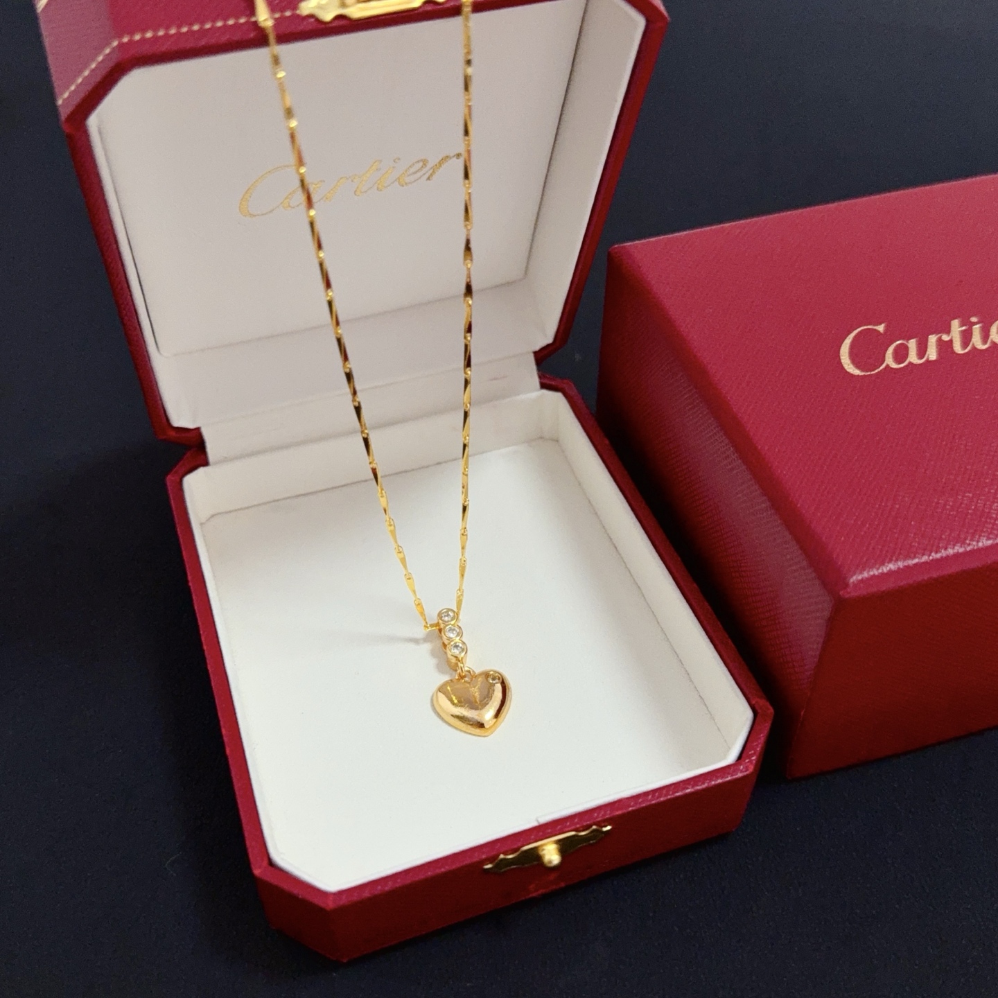 NO:641911,Cartier diamond-encrusted necklace, high-end customized version, diamond-encrusted craftsmanship, V gold material, classic and fashionable style, reconstruct the aesthetics of love with sharp lines!  Breaking the rules, the diamond-encrusted design actually achieves the ceiling of high-end sense - no need for flashy accumulation, love should be as pure as ever. Cartier is loved by many celebrities and Internet celebrities. The Leopard series bracelet is absolutely an eternal classic, and it is not limited to men and women, and there is no age limit!  Wear it and you will be the center of attention!  , jewelry boutique,cartier,necklace,bracelet19860909卡地亚镶钻项链 高端定制版本 镶嵌钻工艺 V金材质 经典而时尚风格 用凌厉线条重构爱情美学！打破常规,镶嵌钻设计反而成就高级感天花板——无需浮华堆砌,爱本应纯粹如初 卡地亚受众多明星网红的爱戴 豹子系列手镯 绝对是永恒经典 而且男女不限 年龄不限 ！戴上它你就是焦点！,饰品精品,cartier,necklace,bracelet,Jewelry