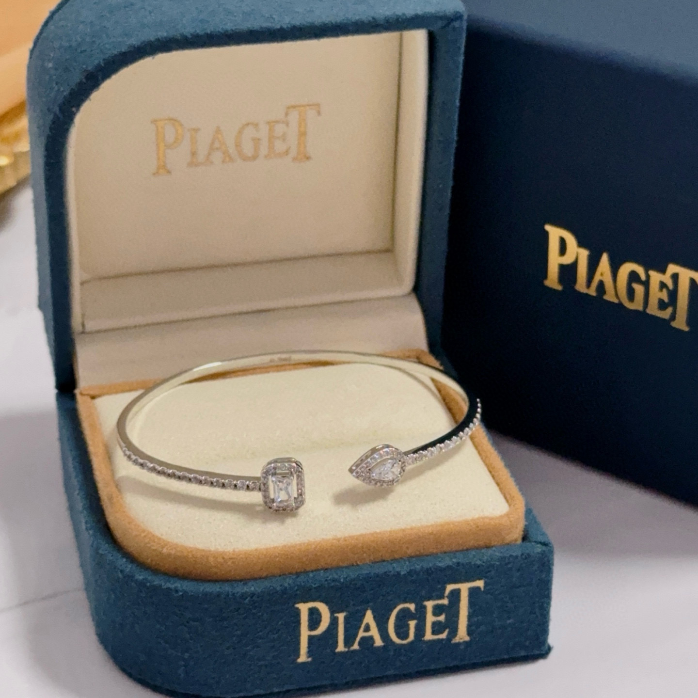 NO:642078,Piaget bracelet is a high-end customized version with inlaid diamond craftsmanship and V-gold material. The details are luxurious. The metal texture and texture complement each other and shine under the light, reflecting the luxury and elegance. Whether it is a business occasion or a sweet date, it can highlight delicacy and elegance. It is so beautiful when you get it. It is definitely your dream bracelet., jewelry boutique, Piaget, bracelet19860909Piaget伯爵手镯 高端定制版本 镶嵌钻工艺 ,V金材质 ,细节处尽显奢华.金属质感与纹理相互映衬,光线之下,熠熠生辉,体现了奢华与典雅的气质.无论是商务场合还是甜蜜约会都能凸显精致和优雅~上手都太美了,绝对是你的梦中情镯.,饰品精品,piaget,bracelet,Jewelry