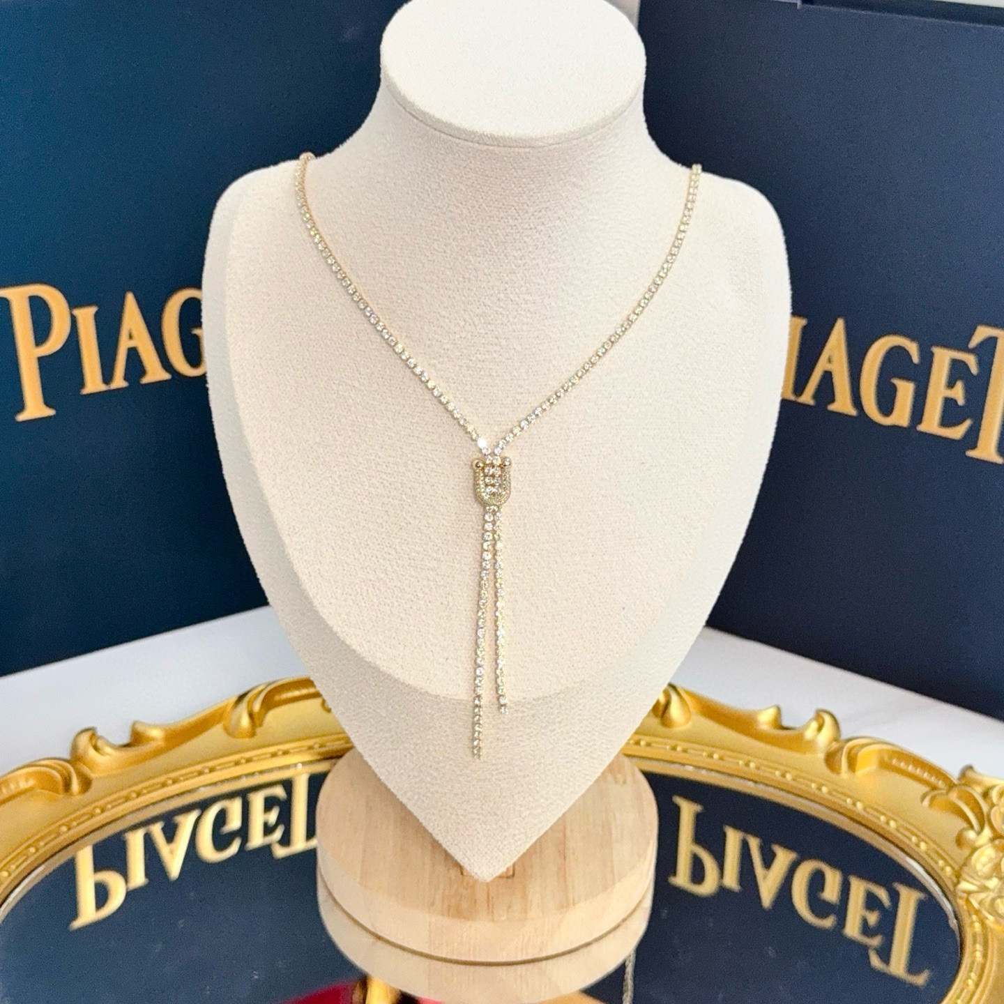 NO:642086,Piaget necklace is a high-end customized version with diamond inlay technology and V-gold material. The details are full of luxury. The metal texture and texture complement each other and shine under the light. It is low-key yet luxurious and charming. Whether it is a business occasion or a sweet date, it can highlight sophistication and elegance~, jewelry boutique, Piaget, necklace19860909Piaget伯爵项链 高端定制版本 镶嵌钻工艺 ,V金材质 ,细节处尽显奢华.金属质感与纹理相互映衬,光线之下,熠熠生辉,低调又不失奢华魅力,无论是商务场合还是甜蜜约会都能凸显精致和优雅~,饰品精品,piaget,necklace,Jewelry