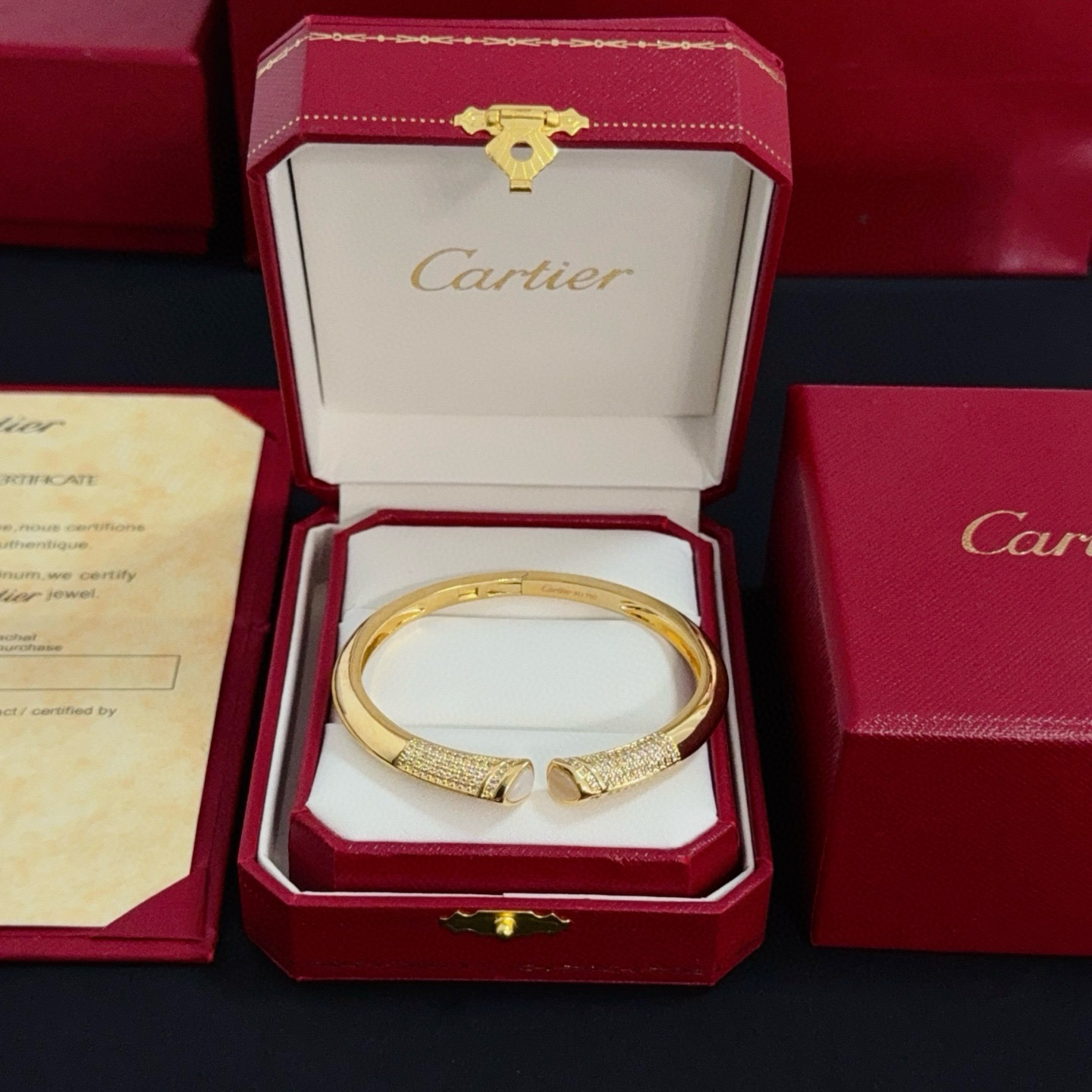 NO:642079,Cartier diamond-encrusted bracelet, high-end customized version, diamond-encrusted craftsmanship, V gold material, classic and fashionable style, reconstruct the aesthetics of love with sharp lines!  Breaking the rules, the diamond-encrusted design actually achieves the ceiling of high-end sense - no need for flashy accumulation, love should be as pure as ever. Cartier is loved by many celebrities and Internet celebrities. The Leopard series bracelet is absolutely an eternal classic, and it is not limited to men and women, and there is no age limit!  Wear it and you will be the center of attention!  , jewelry boutique, cartier, bracelet19860909卡地亚镶钻手镯 高端定制版本 镶嵌钻工艺 V金材质 经典而时尚风格 用凌厉线条重构爱情美学！打破常规,镶嵌钻设计反而成就高级感天花板——无需浮华堆砌,爱本应纯粹如初 卡地亚受众多明星网红的爱戴 豹子系列手镯 绝对是永恒经典 而且男女不限 年龄不限 ！戴上它你就是焦点！,饰品精品,cartier,bracelet,Jewelry