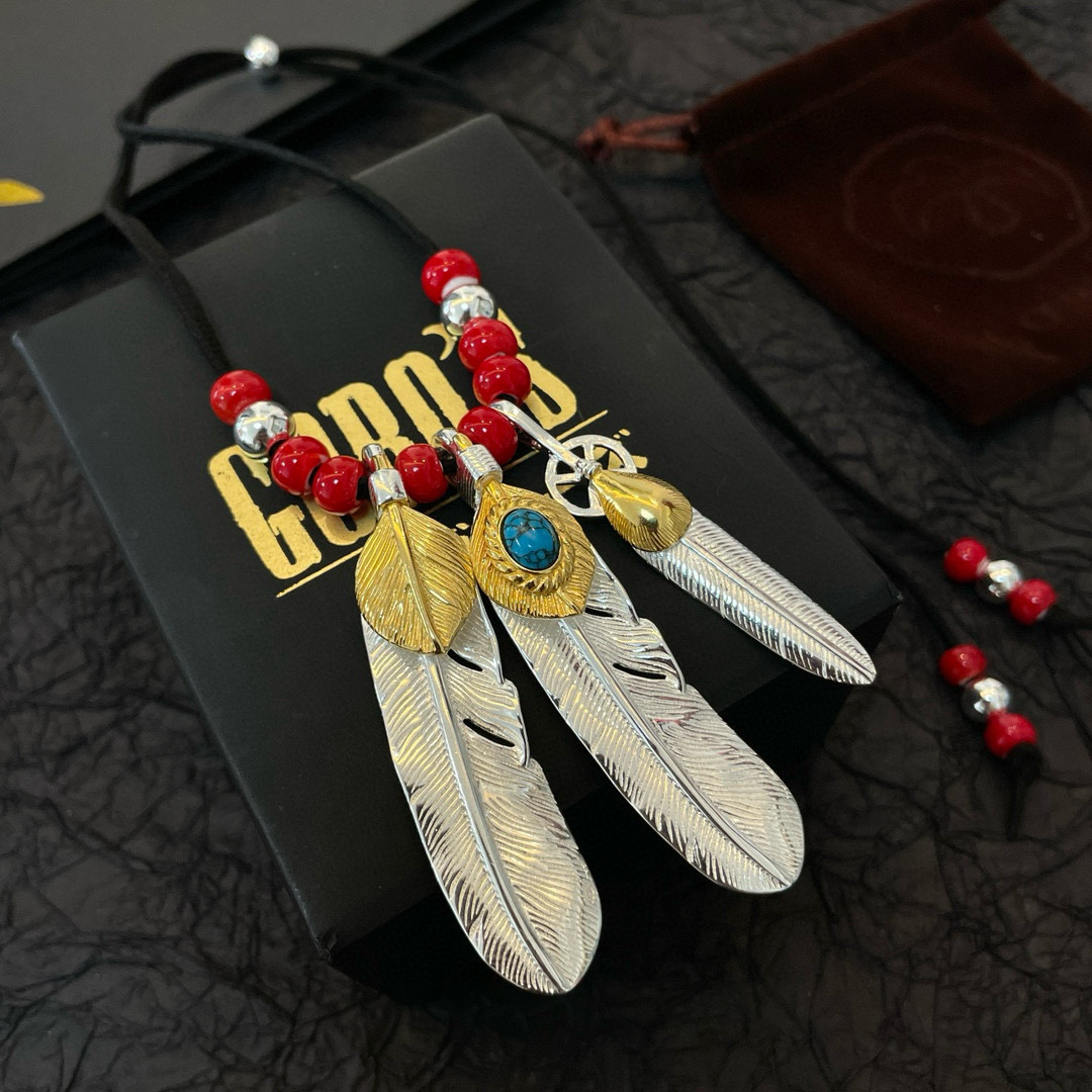 批💰175   【新品上架】Goro&rsquo;s高桥吾郎皮绳琉璃羽毛吊坠，顶级版本，认准独家拍摄，主攻高端市场 ，快手/ins/小红书热门款，绝对区别普通版本！图片产品细节与ZP一致！原版制作工艺 精工品质 纯手工打造 ～正品开模💝潮流时尚必备 男女均可佩戴 情侣款同款 摇滚朋克泰银风格 复古元素 潮流百搭 官网同款❤️