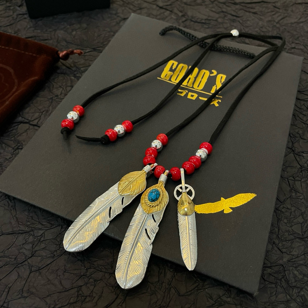 批💰175   【新品上架】Goro&rsquo;s高桥吾郎皮绳琉璃羽毛吊坠，顶级版本，认准独家拍摄，主攻高端市场 ，快手/ins/小红书热门款，绝对区别普通版本！图片产品细节与ZP一致！原版制作工艺 精工品质 纯手工打造 ～正品开模💝潮流时尚必备 男女均可佩戴 情侣款同款 摇滚朋克泰银风格 复古元素 潮流百搭 官网同款❤️