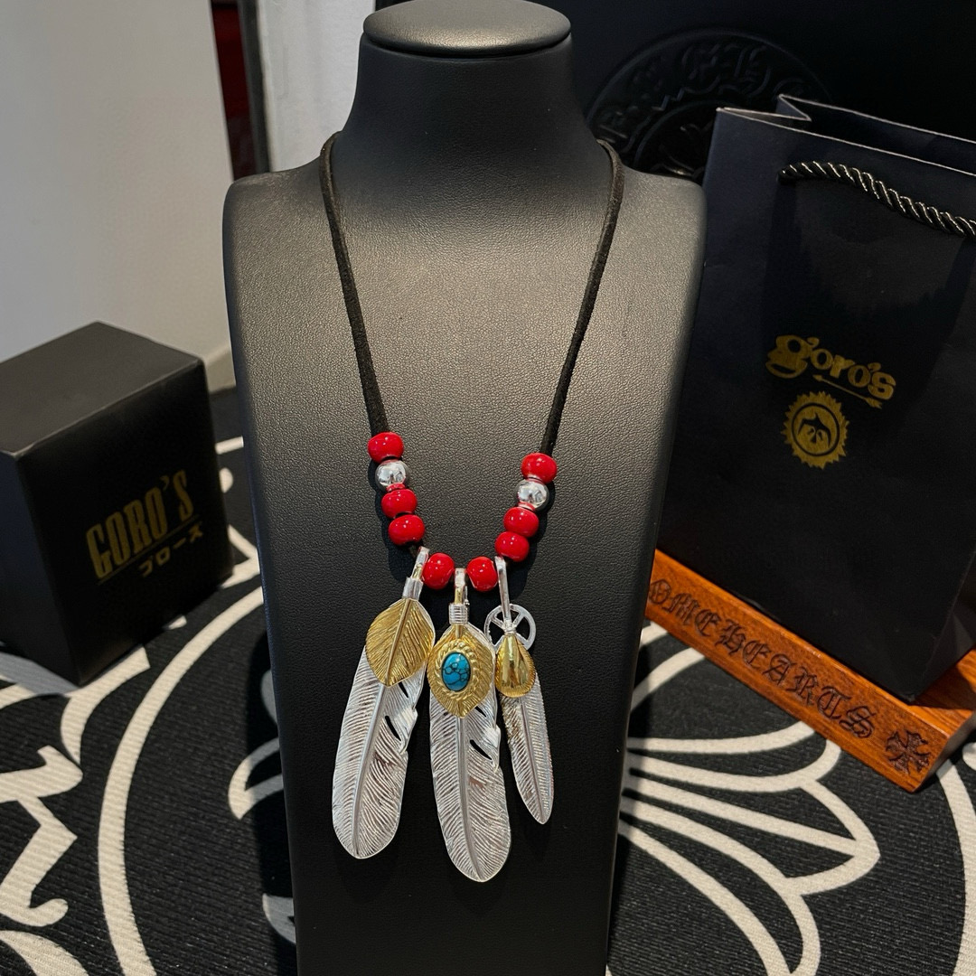 批💰175   【新品上架】Goro&rsquo;s高桥吾郎皮绳琉璃羽毛吊坠，顶级版本，认准独家拍摄，主攻高端市场 ，快手/ins/小红书热门款，绝对区别普通版本！图片产品细节与ZP一致！原版制作工艺 精工品质 纯手工打造 ～正品开模💝潮流时尚必备 男女均可佩戴 情侣款同款 摇滚朋克泰银风格 复古元素 潮流百搭 官网同款❤️