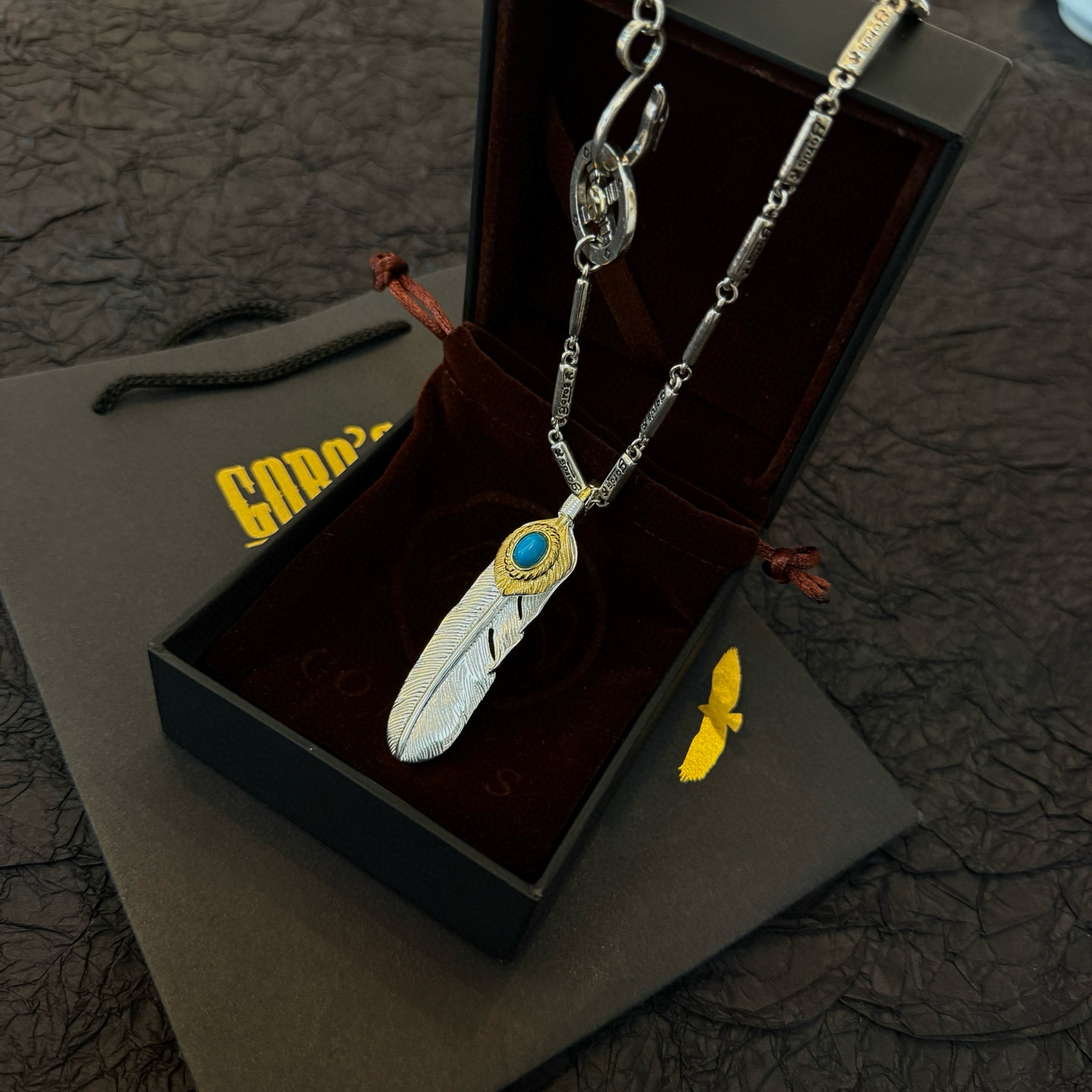 💰150【新品上架】Goro&rsquo;s高桥吾郎松石羽毛十字架吊坠，高桥经典字母项链，顶级版本，认准独家拍摄，主攻高端市场 ，快手/ins/小红书热门款，绝对区别普通版本！图片产品细节与ZP一致！原版制作工艺 精工品质 纯手工打造 ～正品开模💝潮流时尚必备 男女均可佩戴 情侣款同款 摇滚朋克泰银风格 复古元素 潮流百搭 官网同款❤️