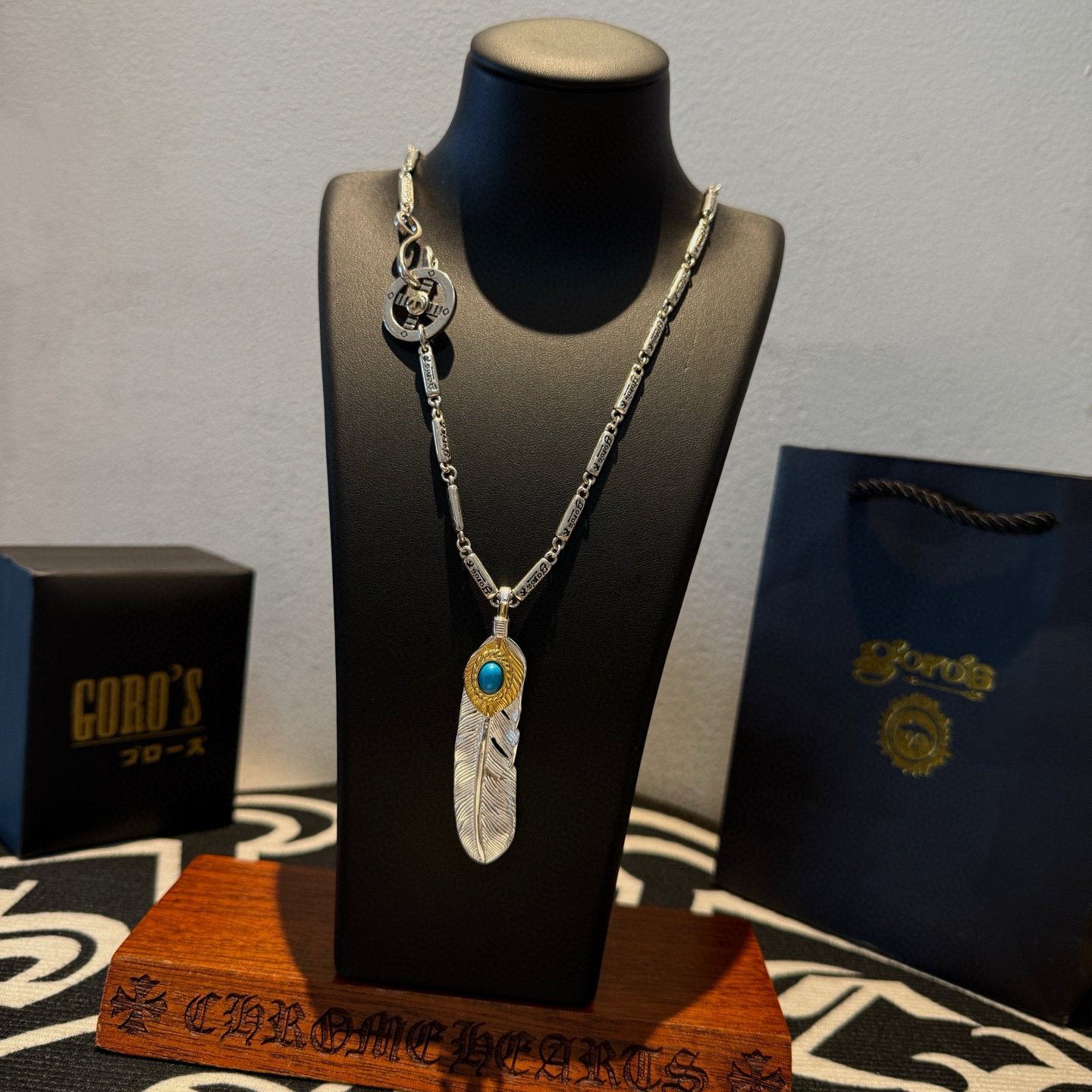 💰150【新品上架】Goro&rsquo;s高桥吾郎松石羽毛十字架吊坠，高桥经典字母项链，顶级版本，认准独家拍摄，主攻高端市场 ，快手/ins/小红书热门款，绝对区别普通版本！图片产品细节与ZP一致！原版制作工艺 精工品质 纯手工打造 ～正品开模💝潮流时尚必备 男女均可佩戴 情侣款同款 摇滚朋克泰银风格 复古元素 潮流百搭 官网同款❤️