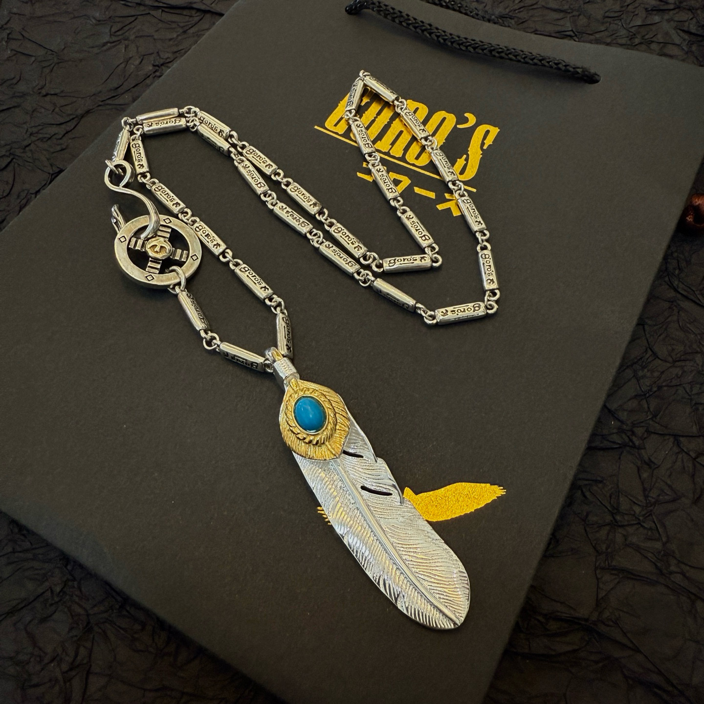 💰150【新品上架】Goro&rsquo;s高桥吾郎松石羽毛十字架吊坠，高桥经典字母项链，顶级版本，认准独家拍摄，主攻高端市场 ，快手/ins/小红书热门款，绝对区别普通版本！图片产品细节与ZP一致！原版制作工艺 精工品质 纯手工打造 ～正品开模💝潮流时尚必备 男女均可佩戴 情侣款同款 摇滚朋克泰银风格 复古元素 潮流百搭 官网同款❤️