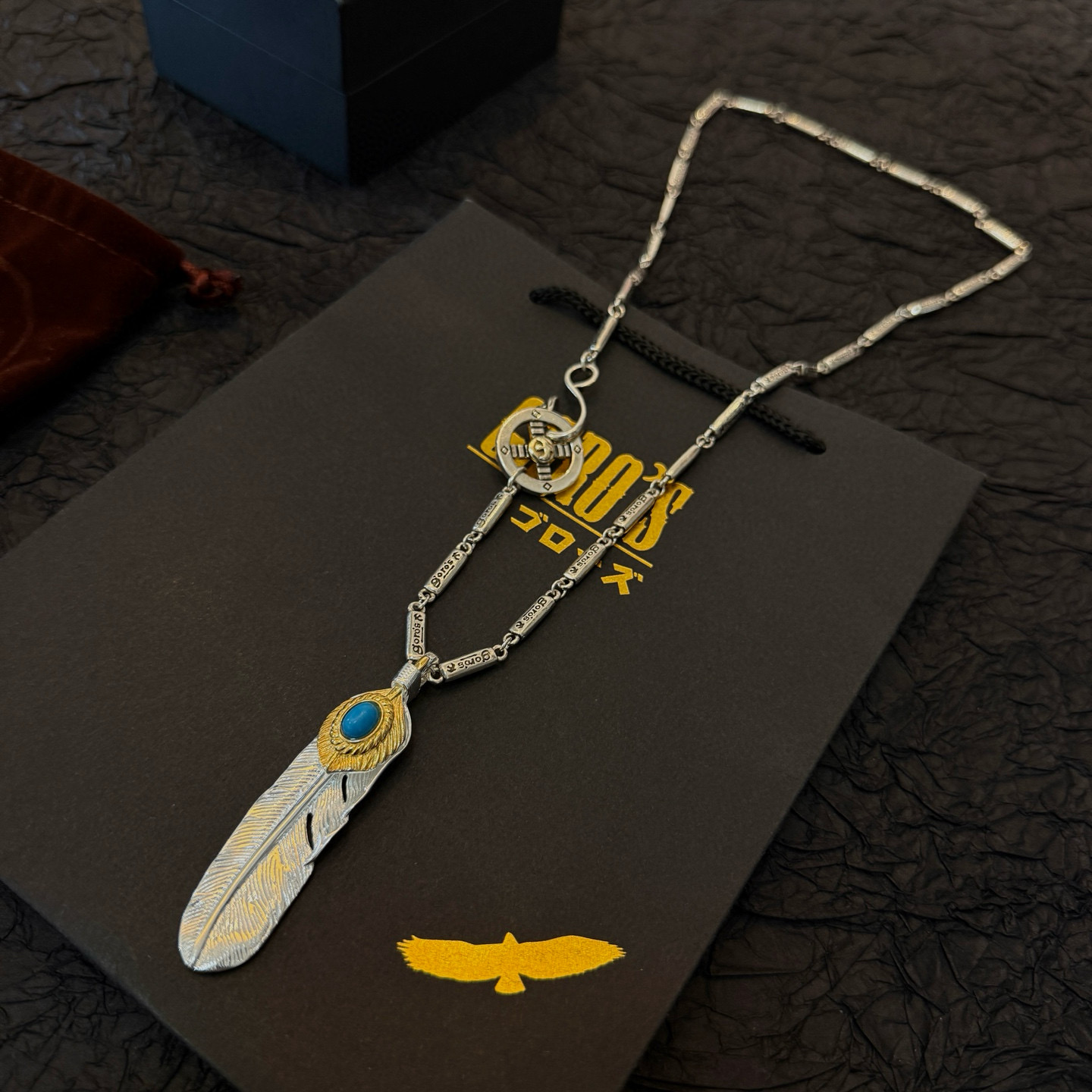 💰150【新品上架】Goro&rsquo;s高桥吾郎松石羽毛十字架吊坠，高桥经典字母项链，顶级版本，认准独家拍摄，主攻高端市场 ，快手/ins/小红书热门款，绝对区别普通版本！图片产品细节与ZP一致！原版制作工艺 精工品质 纯手工打造 ～正品开模💝潮流时尚必备 男女均可佩戴 情侣款同款 摇滚朋克泰银风格 复古元素 潮流百搭 官网同款❤️