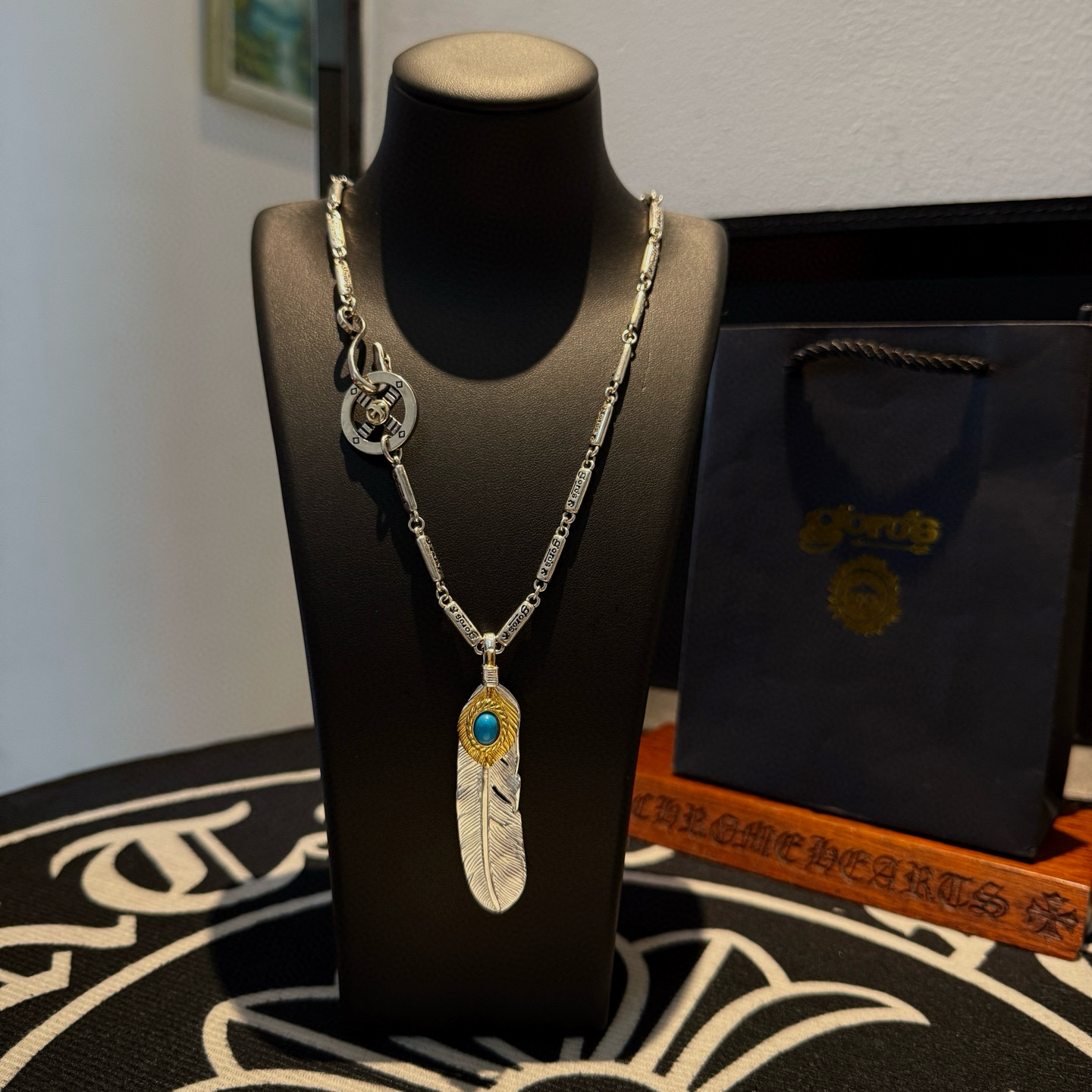 NO:642054,[New products on the shelves] Goro’s Takahashi Goro Turquoise Feather Cross Pendant, Takahashi’s classic letter necklace, top version, exclusive photo shoot, focusing on the high-end market, Kuaishou/ins/Xiaohongshu popular model, absolutely different from the ordinary version!  The product details in the pictures are consistent with ZP!  Original production process, exquisite quality, purely handmade ~ Authentic mold opening, trendy and fashionable must-have, can be worn by both men and women, the same style for couples, rock punk Thai silver style, retro elements, trendy and versatile, the same style as the official website, boutique jewelry, necklace19860909【新品上架】Goro’s高桥吾郎松石羽毛十字架吊坠,高桥经典字母项链,顶级版本,认准独家拍摄,主攻高端市场 ,快手/ins/小红书热门款,绝对区别普通版本！图片产品细节与ZP一致！原版制作工艺 精工品质 纯手工打造 ～正品开模潮流时尚必备 男女均可佩戴 情侣款同款 摇滚朋克泰银风格 复古元素 潮流百搭 官网同款,饰品精品,necklace,Jewelry