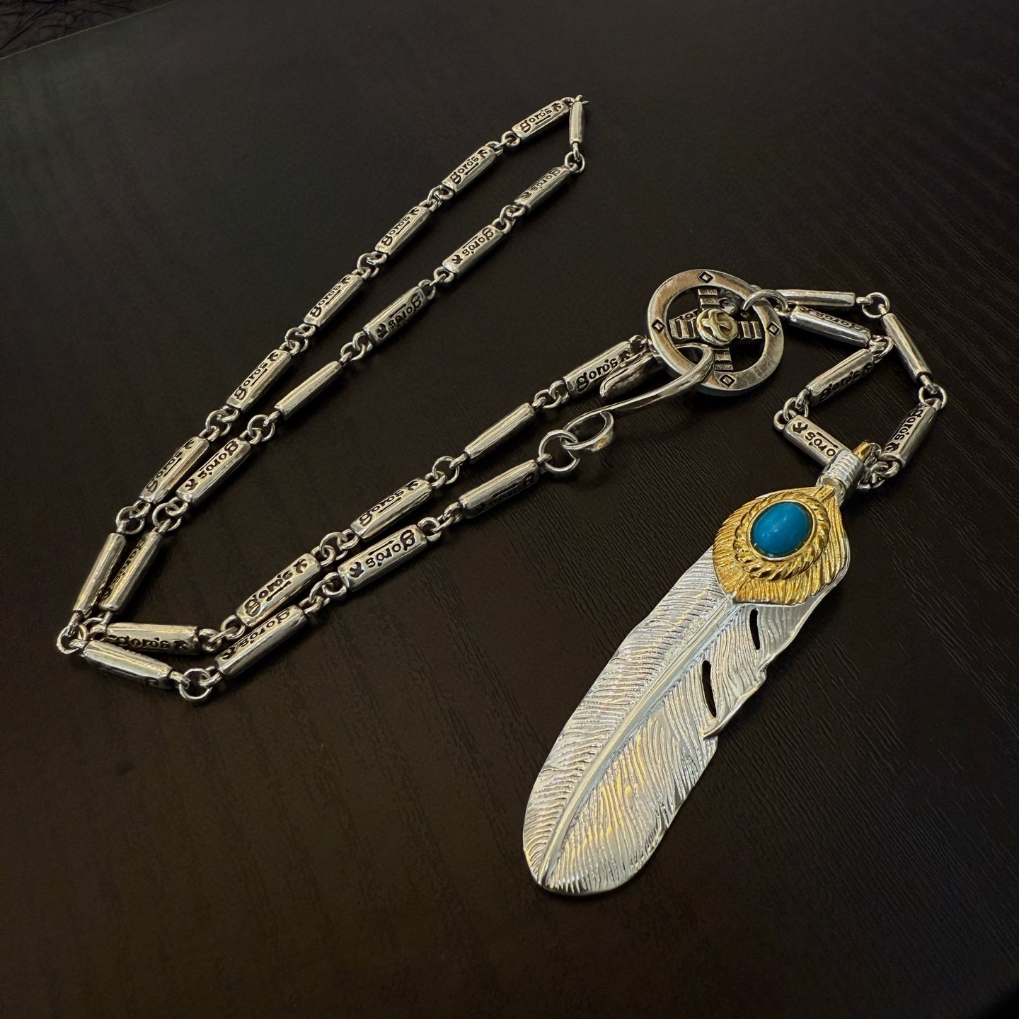 💰150【新品上架】Goro&rsquo;s高桥吾郎松石羽毛十字架吊坠，高桥经典字母项链，顶级版本，认准独家拍摄，主攻高端市场 ，快手/ins/小红书热门款，绝对区别普通版本！图片产品细节与ZP一致！原版制作工艺 精工品质 纯手工打造 ～正品开模💝潮流时尚必备 男女均可佩戴 情侣款同款 摇滚朋克泰银风格 复古元素 潮流百搭 官网同款❤️