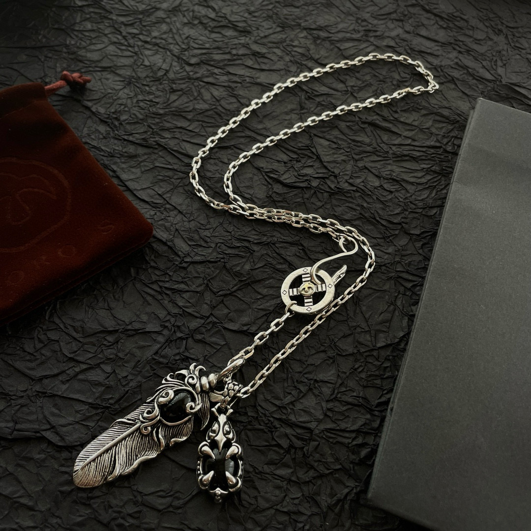 批💰145  【新品上架】Goro&rsquo;s高桥吾郎骷髅头羽毛吊坠，高桥经典项链，顶级版本，认准独家拍摄，主攻高端市场 ，快手/ins/小红书热门款，绝对区别普通版本！图片产品细节与ZP一致！原版制作工艺 精工品质 纯手工打造 ～正品开模💝潮流时尚必备 男女均可佩戴 情侣款同款 摇滚朋克泰银风格 复古元素 潮流百搭 官网同款❤️