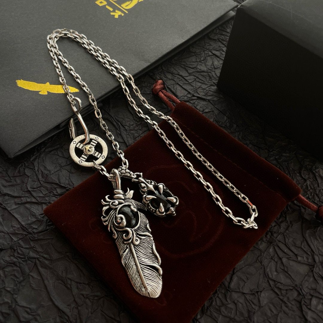批💰145  【新品上架】Goro&rsquo;s高桥吾郎骷髅头羽毛吊坠，高桥经典项链，顶级版本，认准独家拍摄，主攻高端市场 ，快手/ins/小红书热门款，绝对区别普通版本！图片产品细节与ZP一致！原版制作工艺 精工品质 纯手工打造 ～正品开模💝潮流时尚必备 男女均可佩戴 情侣款同款 摇滚朋克泰银风格 复古元素 潮流百搭 官网同款❤️