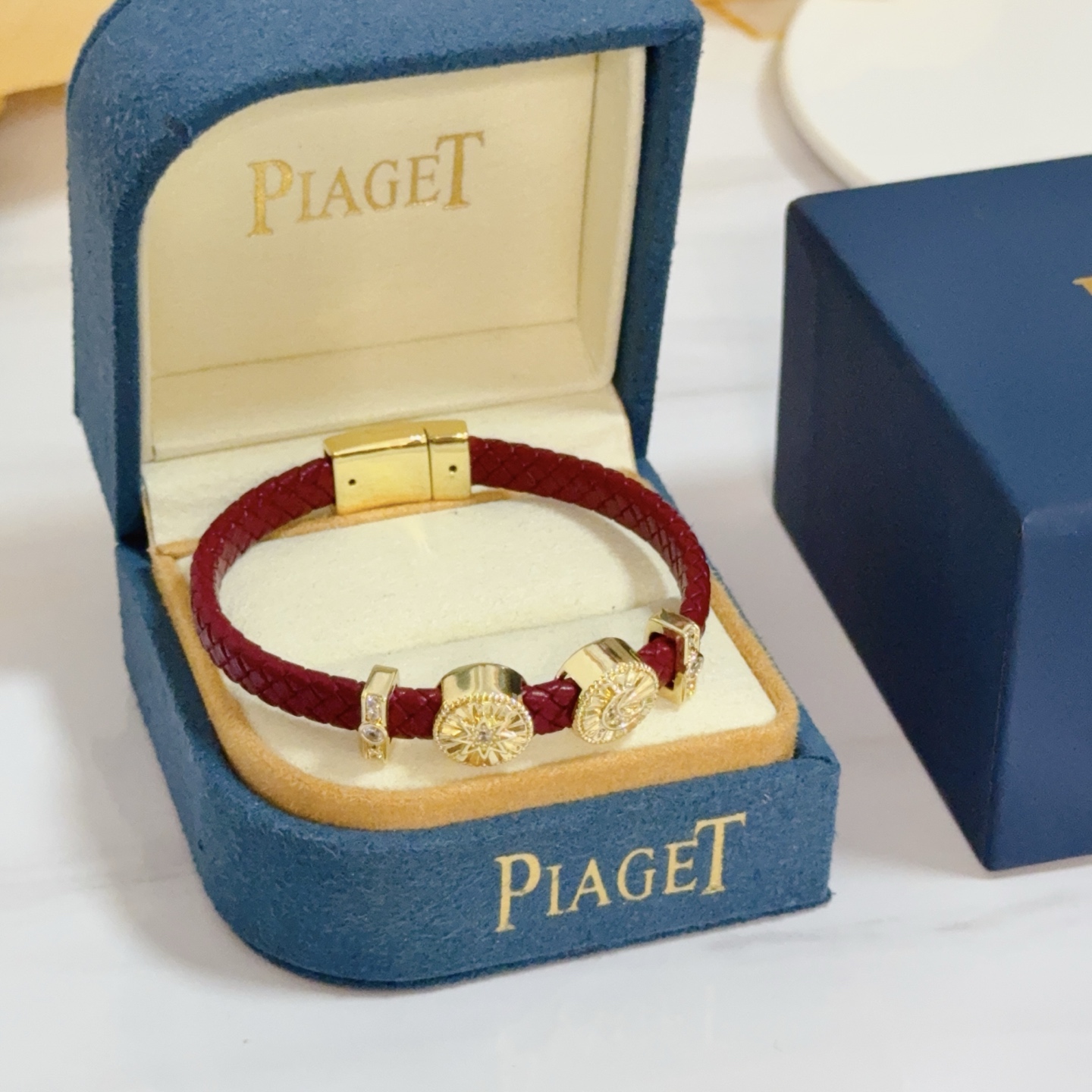 NO:663802,Piaget bracelet, high-end customized version, inlaid with diamonds, made of V gold material, showing luxury in every detail. The metal texture and texture complement each other, shining under the light, reflecting the luxury and elegance. Whether it is a business occasion or a sweet date, it can highlight the delicacy and elegance~ It is so beautiful to use, it is definitely your dream bracelet., exquisite jewelry, Piaget19860909Piaget伯爵手绳,高端定制版本 镶嵌钻工艺 ,V金材质 ,细节处尽显奢华.金属质感与纹理相互映衬,光线之下,熠熠生辉,体现了奢华与典雅的气质.无论是商务场合还是甜蜜约会都能凸显精致和优雅~上手都太美了,绝对是你的梦中情镯.,饰品精品,piaget,Jewelry