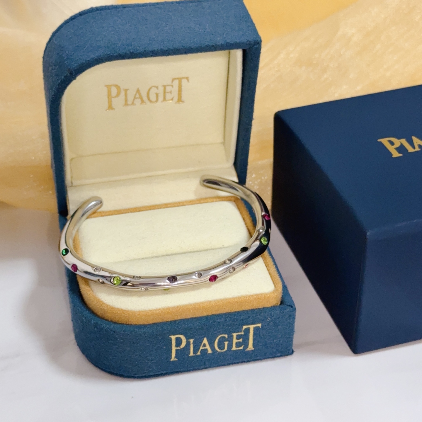 NO:663811,Piaget bracelet is a high-end customized version with inlaid diamond craftsmanship and V-gold material. The details are luxurious. The metal texture and texture complement each other and shine under the light, reflecting the luxury and elegance. Whether it is a business occasion or a sweet date, it can highlight delicacy and elegance. It is so beautiful when you get it. It is definitely your dream bracelet., jewelry boutique, Piaget, bracelet19860909Piaget伯爵手镯 高端定制版本 镶嵌钻工艺 ,V金材质 ,细节处尽显奢华.金属质感与纹理相互映衬,光线之下,熠熠生辉,体现了奢华与典雅的气质.无论是商务场合还是甜蜜约会都能凸显精致和优雅~上手都太美了,绝对是你的梦中情镯.,饰品精品,piaget,bracelet,Jewelry