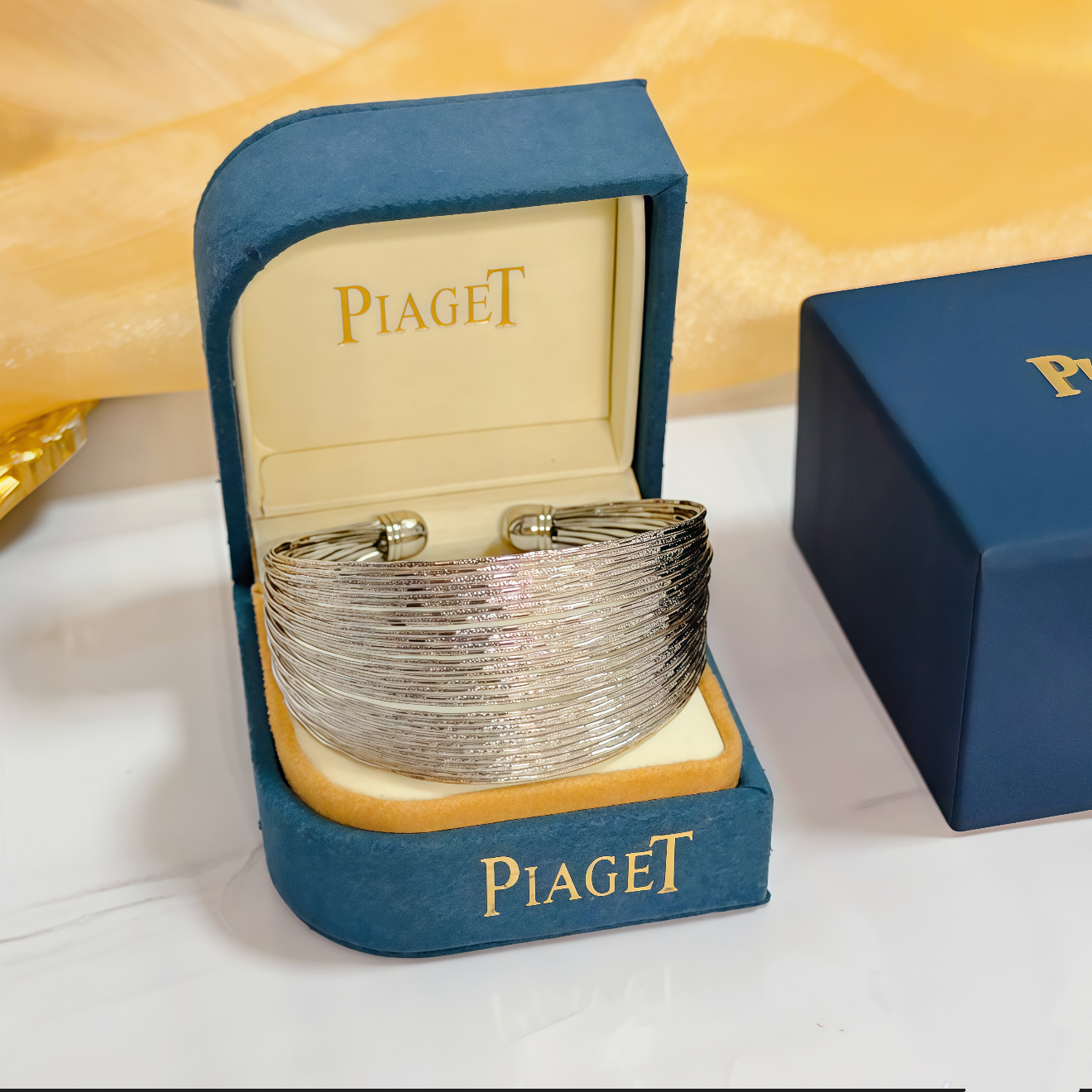 NO:663817,Piaget wide bracelet is a high-end customized version, made of V gold, with luxurious details in every detail. The metal texture and texture complement each other and shine under the light, reflecting the luxury and elegance. Whether it is a business occasion or a sweet date, it can highlight the delicacy and elegance. It is so beautiful when you get it. It is definitely your dream bracelet., jewelry boutique, Piaget, bracelet19860909Piaget伯爵宽手镯 高端定制版本 ,V金材质 ,细节处尽显奢华.金属质感与纹理相互映衬,光线之下,熠熠生辉,体现了奢华与典雅的气质.无论是商务场合还是甜蜜约会都能凸显精致和优雅~上手都太美了,绝对是你的梦中情镯.,饰品精品,piaget,bracelet,Jewelry