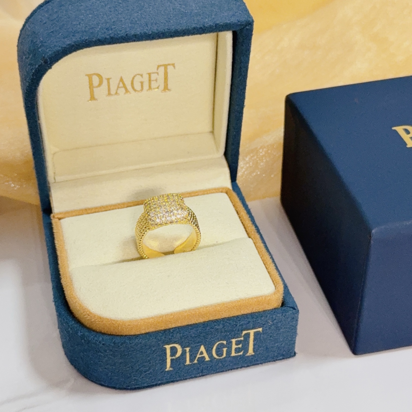 NO:663826,Piaget ring, high-end customized version, inlaid with diamonds, made of V gold, showing luxury in every detail. The metal texture and texture complement each other, shining under the light, reflecting the luxury and elegance., jewelry boutique, Piaget, ring19860909Piaget伯爵戒指,高端定制版本 镶嵌钻工艺 ,V金材质 ,细节处尽显奢华.金属质感与纹理相互映衬,光线之下,熠熠生辉,体现了奢华与典雅的气质.,饰品精品,piaget,ring,Jewelry