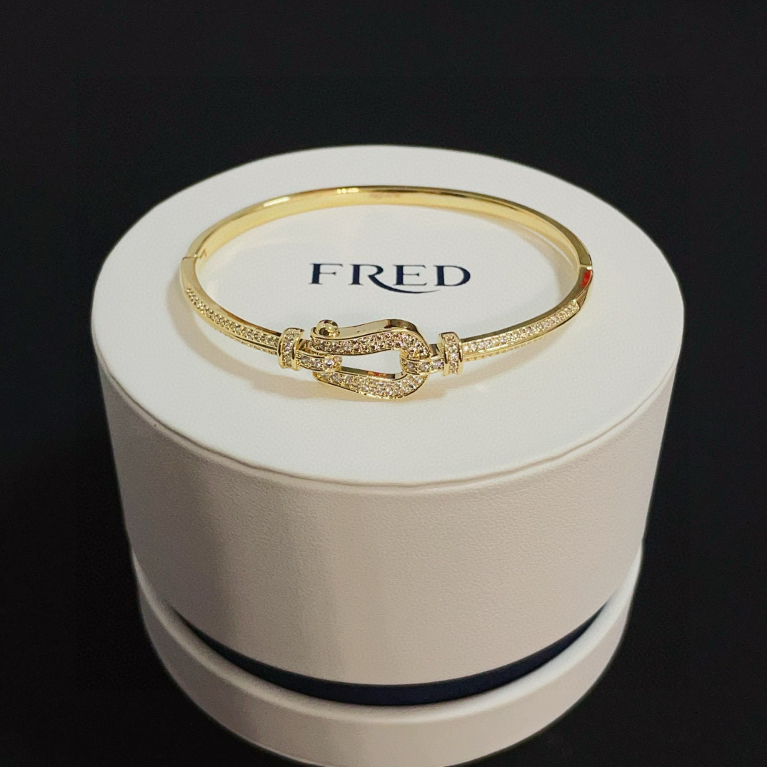 NO:663799,Popular Frederic full diamond horseshoe buckle bracelet, classic and versatile, a must-have item for fashionistas, fashionable and exquisite, 11 pairs of customized versions, thickened 18k electroplating process, the effect is very versatile!  !  , jewelry boutique, bracelet19860909火爆 费雷德满钻马蹄扣手镯 经典百搭,网红达人 时尚一族备必单品,时尚精致,11对版定制,加厚电镀18k工艺,上手效果非常百搭！！,饰品精品,bracelet,Jewelry