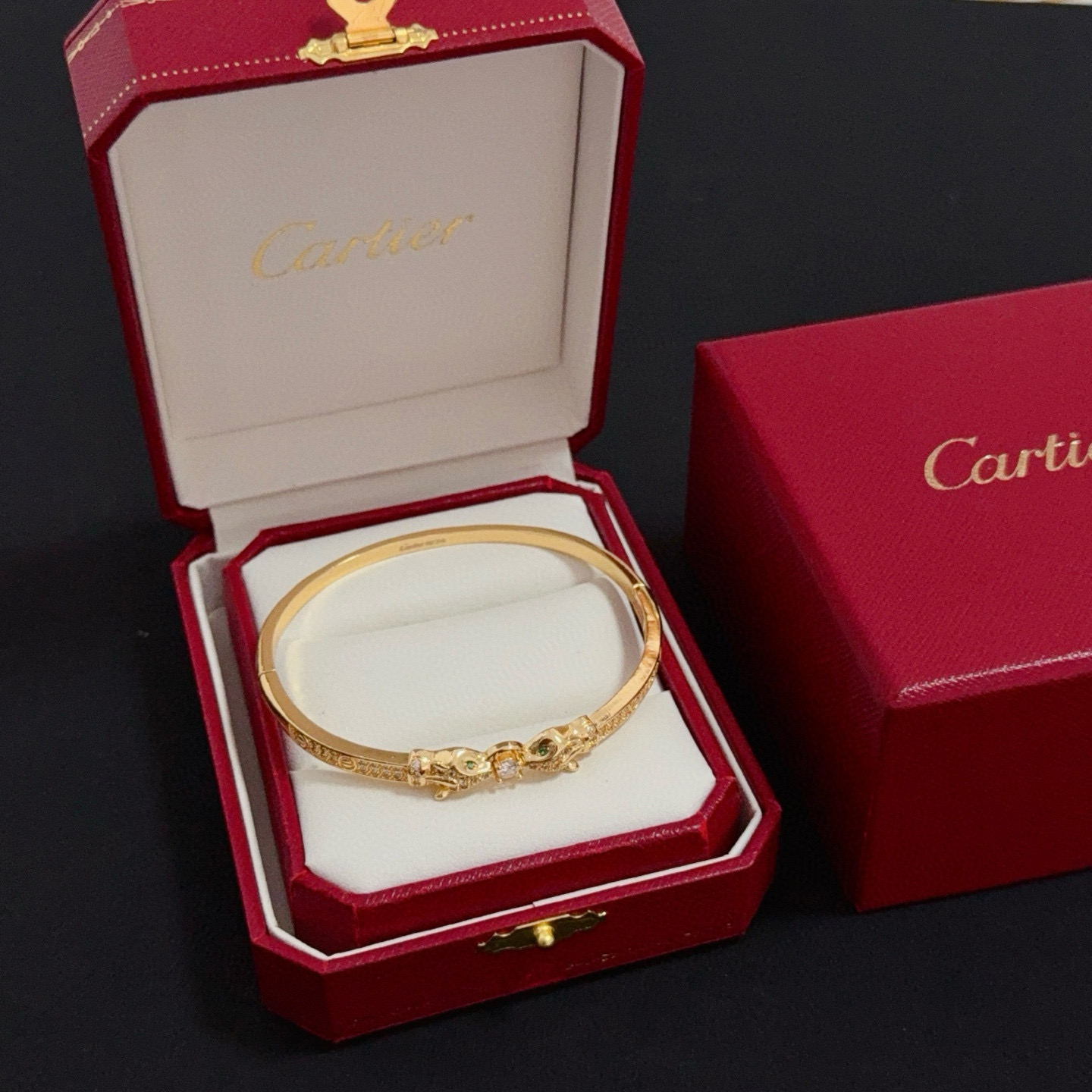 NO:663814,Cartier diamond-encrusted cheetah bracelet, high-end customized version, diamond-encrusted craftsmanship, V-gold material, classic and fashionable style, using sharp lines to reconstruct the aesthetics of love!  Breaking the rules, the diamond-encrusted design actually achieves the ceiling of high-end sense - no need for flashy accumulation, love should be as pure as ever. Cartier is loved by many celebrities and Internet celebrities. The Leopard series bracelet is absolutely an eternal classic, and it is not limited to men and women, and there is no age limit!  Wear it and you will be the center of attention!  , jewelry boutique, cartier, bracelet19860909卡地亚镶钻猎豹手镯 高端定制版本 镶嵌钻工艺 V金材质 经典而时尚风格 用凌厉线条重构爱情美学！打破常规,镶嵌钻设计反而成就高级感天花板——无需浮华堆砌,爱本应纯粹如初 卡地亚受众多明星网红的爱戴 豹子系列手镯 绝对是永恒经典 而且男女不限 年龄不限 ！戴上它你就是焦点！,饰品精品,cartier,bracelet,Jewelry