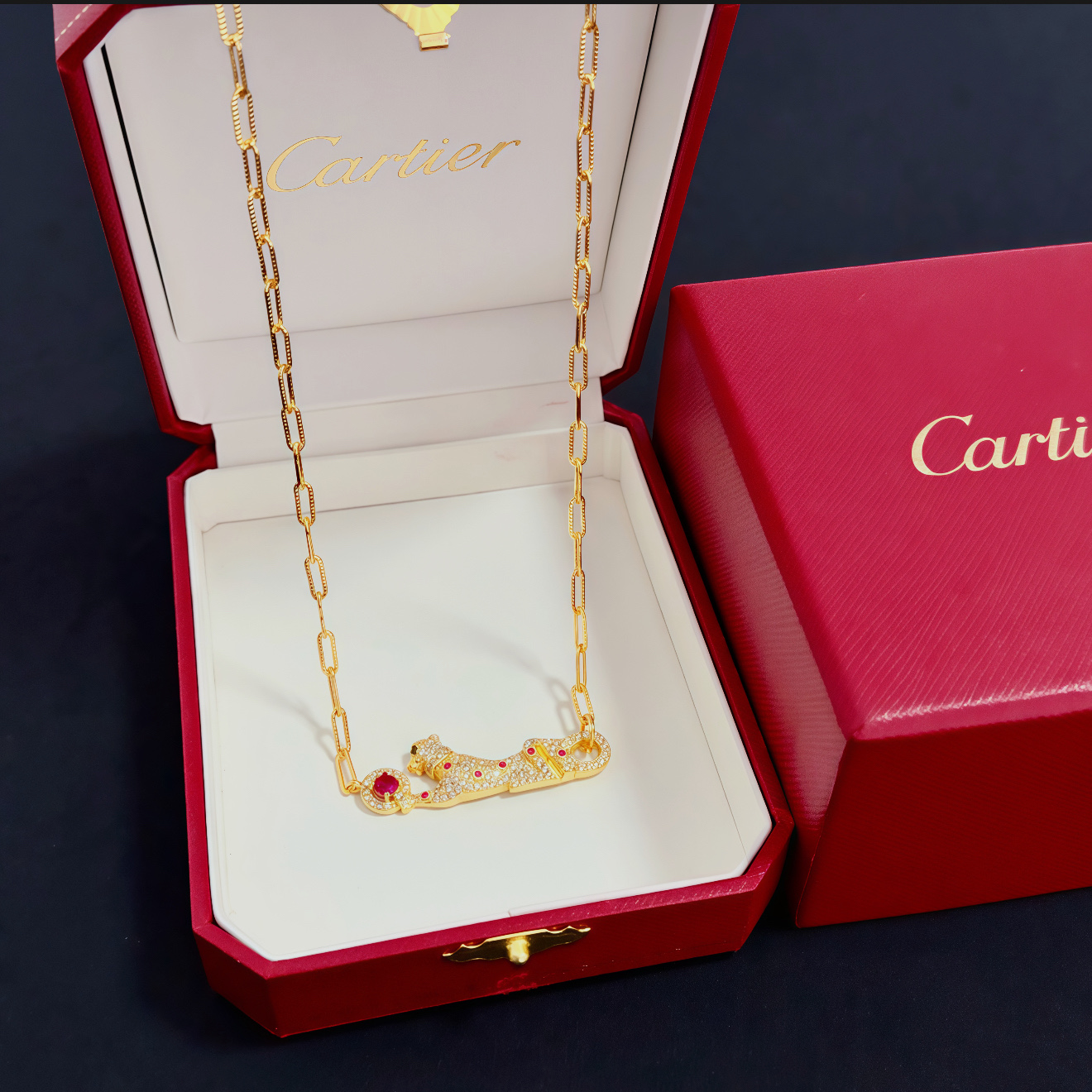 NO:642933,Cartier diamond-encrusted necklace, high-end customized version, diamond-encrusted craftsmanship, V gold material, classic and fashionable style, reconstruct the aesthetics of love with sharp lines!  Breaking the rules, the diamond-encrusted design actually achieves the ceiling of high-end sense - no need for flashy accumulation, love should be as pure as ever. Cartier is loved by many celebrities and Internet celebrities. The Leopard series bracelet is absolutely an eternal classic, and it is not limited to men and women, and there is no age limit!  Wear it and you will be the center of attention!  , jewelry boutique,cartier,necklace,bracelet19860909卡地亚镶钻项链 高端定制版本 镶嵌钻工艺 V金材质 经典而时尚风格 用凌厉线条重构爱情美学！打破常规,镶嵌钻设计反而成就高级感天花板——无需浮华堆砌,爱本应纯粹如初 卡地亚受众多明星网红的爱戴 豹子系列手镯 绝对是永恒经典 而且男女不限 年龄不限 ！戴上它你就是焦点！,饰品精品,cartier,necklace,bracelet,Jewelry