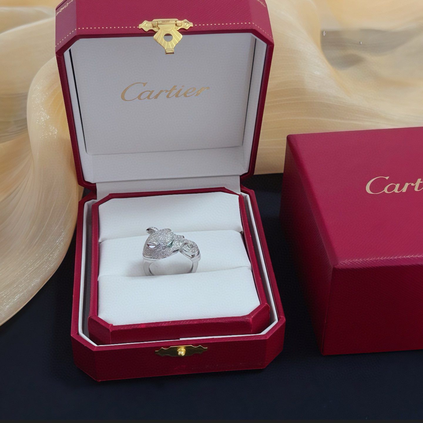 NO:642945,Cartier diamond-set cheetah ring, high-end customized version, diamond-set craftsmanship, V-gold material, classic and fashionable style, using sharp lines to reconstruct the aesthetics of love!  Breaking the rules, the diamond-encrusted design actually achieves the ceiling of high-end sense - no need for flashy accumulation, love should be as pure as ever. Cartier is loved by many celebrities and Internet celebrities. The Leopard series bracelet is absolutely an eternal classic, and it is not limited to men and women, and there is no age limit!  Wear it and you will be the center of attention!  , jewelry boutique, cartier, ring, bracelet19860909卡地亚镶钻猎豹戒指 高端定制版本 镶嵌钻工艺 V金材质 经典而时尚风格 用凌厉线条重构爱情美学！打破常规,镶嵌钻设计反而成就高级感天花板——无需浮华堆砌,爱本应纯粹如初 卡地亚受众多明星网红的爱戴 豹子系列手镯 绝对是永恒经典 而且男女不限 年龄不限 ！戴上它你就是焦点！,饰品精品,cartier,ring,bracelet,Jewelry