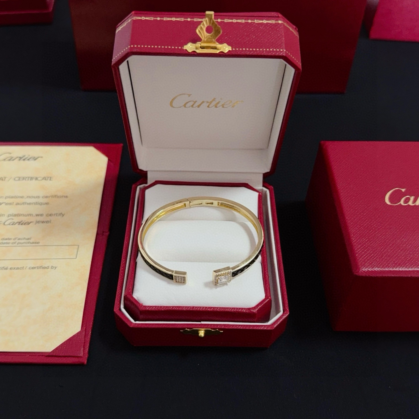 NO:642951,Cartier diamond-encrusted bracelet, high-end customized version, diamond-encrusted craftsmanship, V gold material, classic and fashionable style, reconstruct the aesthetics of love with sharp lines!  Breaking the rules, the diamond-encrusted design actually achieves the ceiling of high-end sense - no need for flashy accumulation, love should be as pure as ever. Cartier is loved by many celebrities and Internet celebrities. The Leopard series bracelet is absolutely an eternal classic, and it is not limited to men and women, and there is no age limit!  Wear it and you will be the center of attention!  , jewelry boutique, cartier, bracelet19860909卡地亚镶钻手镯 高端定制版本 镶嵌钻工艺 V金材质 经典而时尚风格 用凌厉线条重构爱情美学！打破常规,镶嵌钻设计反而成就高级感天花板——无需浮华堆砌,爱本应纯粹如初 卡地亚受众多明星网红的爱戴 豹子系列手镯 绝对是永恒经典 而且男女不限 年龄不限 ！戴上它你就是焦点！,饰品精品,cartier,bracelet,Jewelry